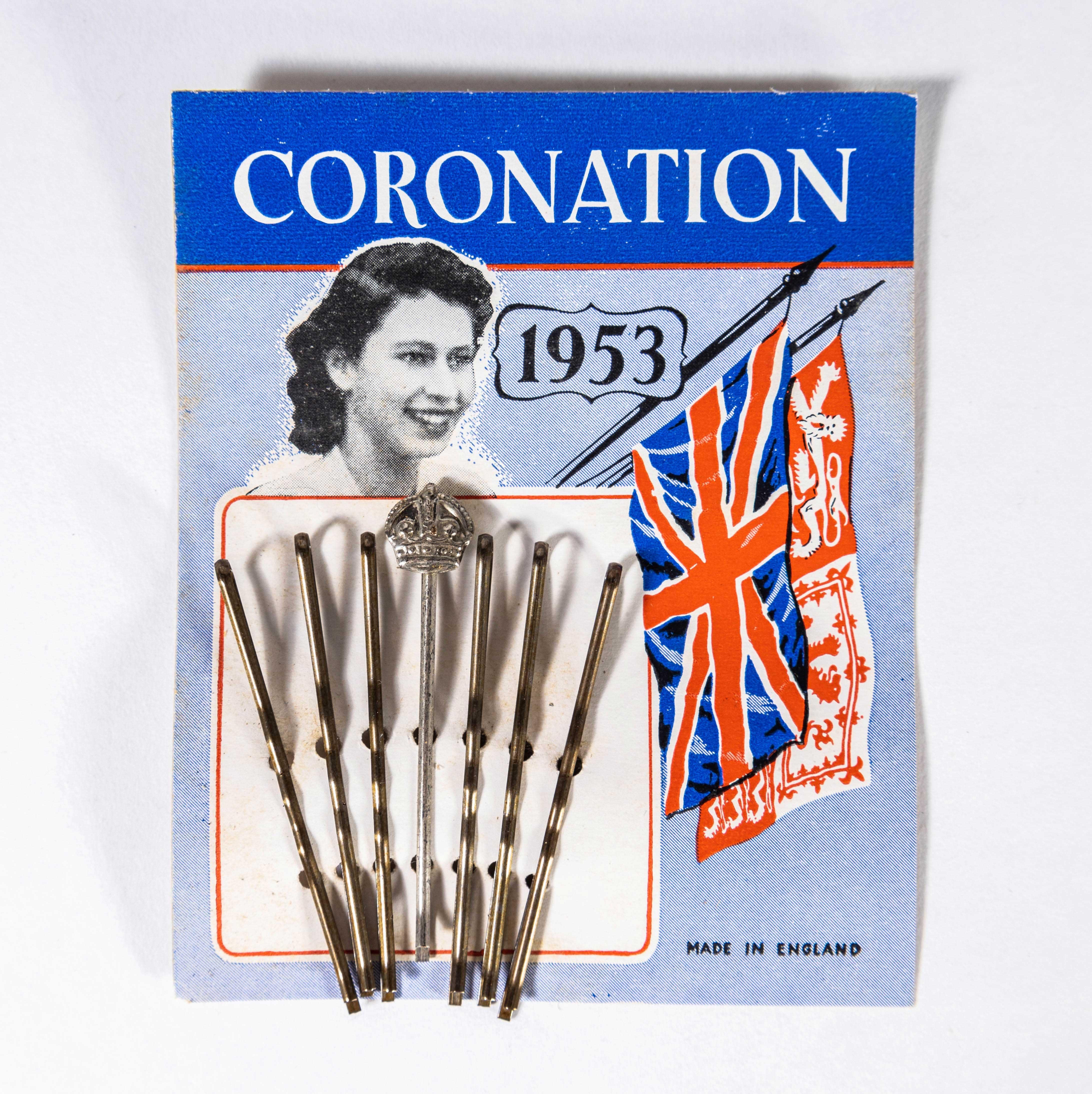 1953 Königin Elisabeth II. Krönung Haarnadeln - Neu, auf Lager, Vierer-Set im Zustand „Gut“ im Angebot in Hook, Hampshire