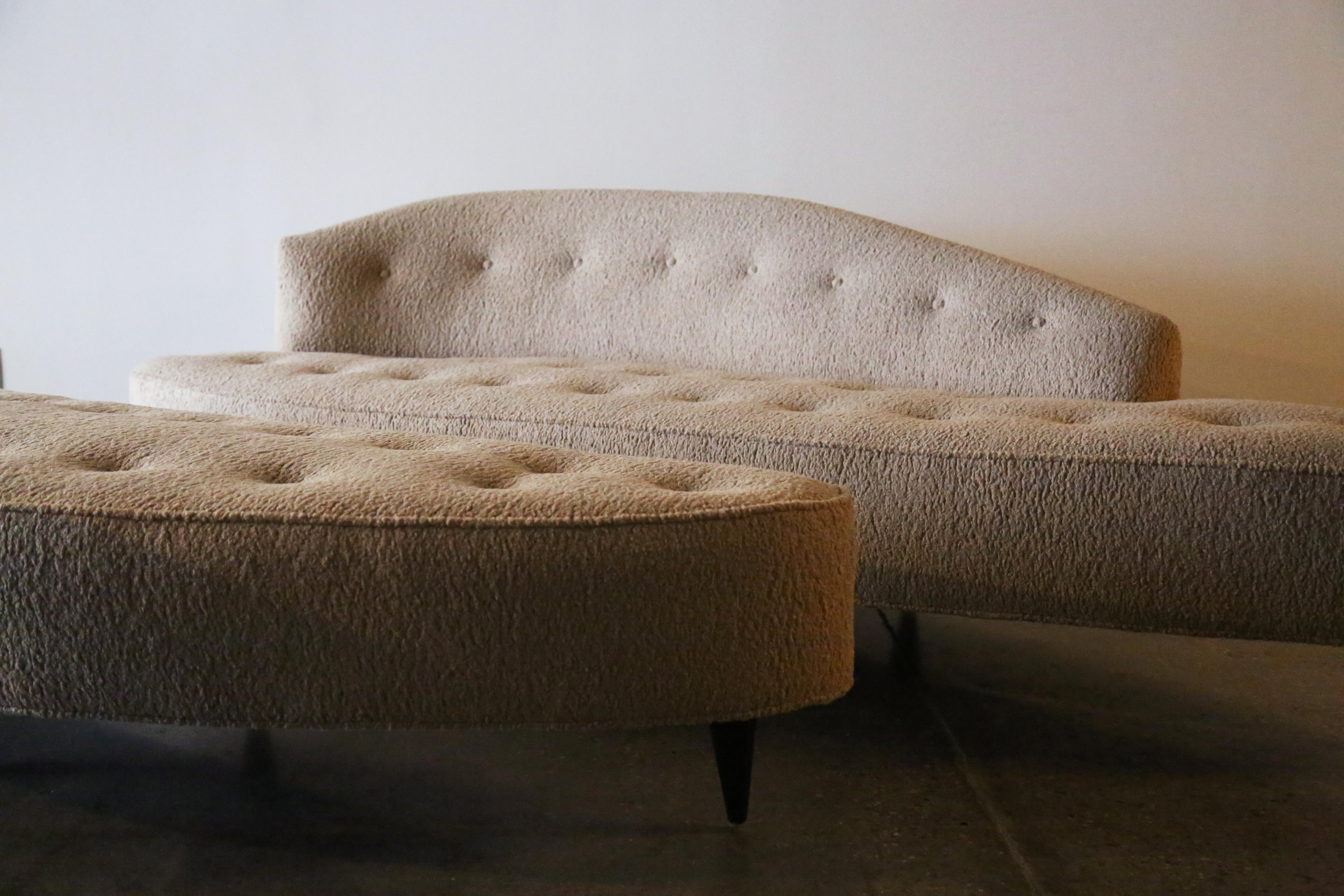 Une forme rare de Sherman Bertram, une entreprise de mobilier moderne de Californie. Sherman Bertram employait Greta Grossman à l'époque, mais on ne sait pas s'il s'agit de l'une de ses créations. Ce canapé aux formes arrondies fait référence à