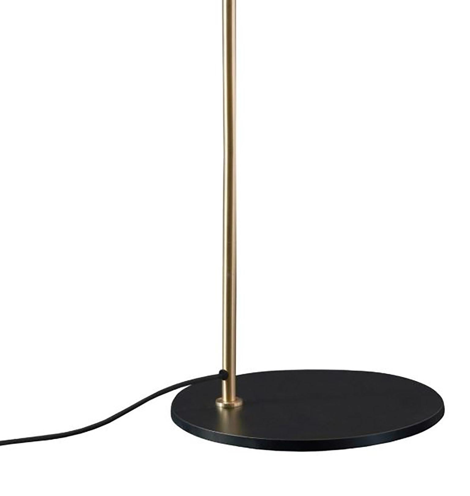 Lampe de table 1953 par Ostuni & Forti pour Oluce. La lampe 1953, conçue par Eleg, rappelle élégamment le style de ces années-là, comme l'utilisation d'un abat-jour de forme cylindrique classique et le contraste subtil entre la tige et l'intérieur