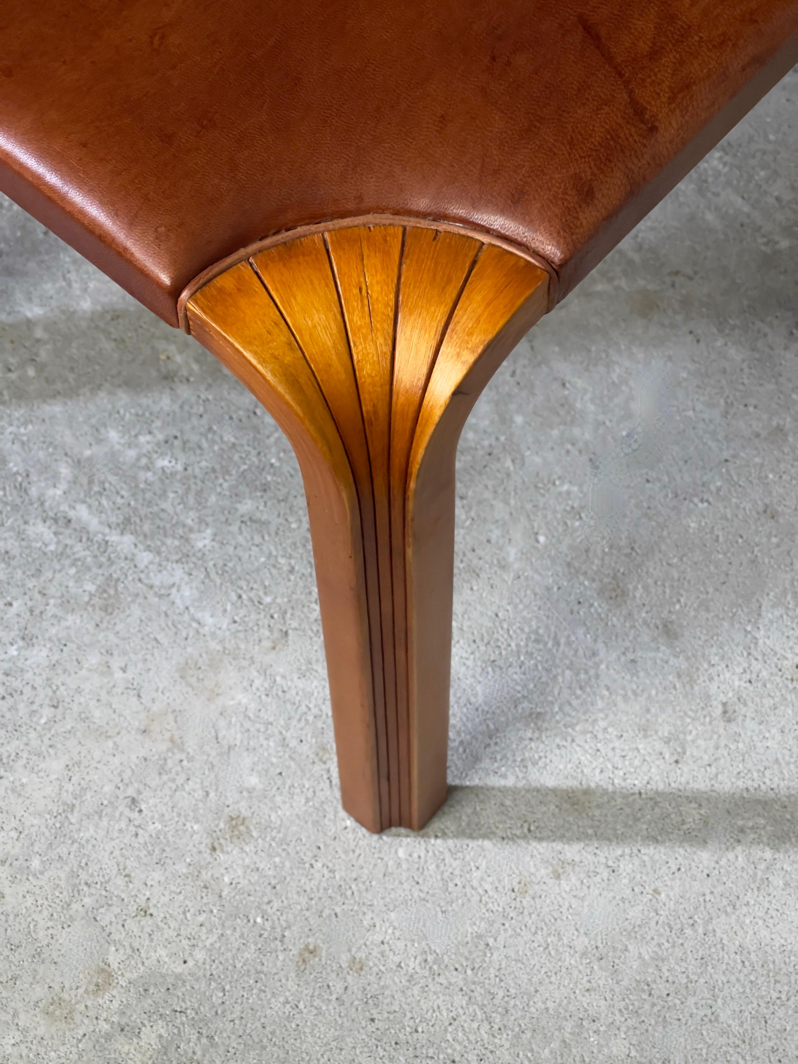 1954 Alvar Aalto stool model X601 in rich patinated birch and Niger leather For Sale 4