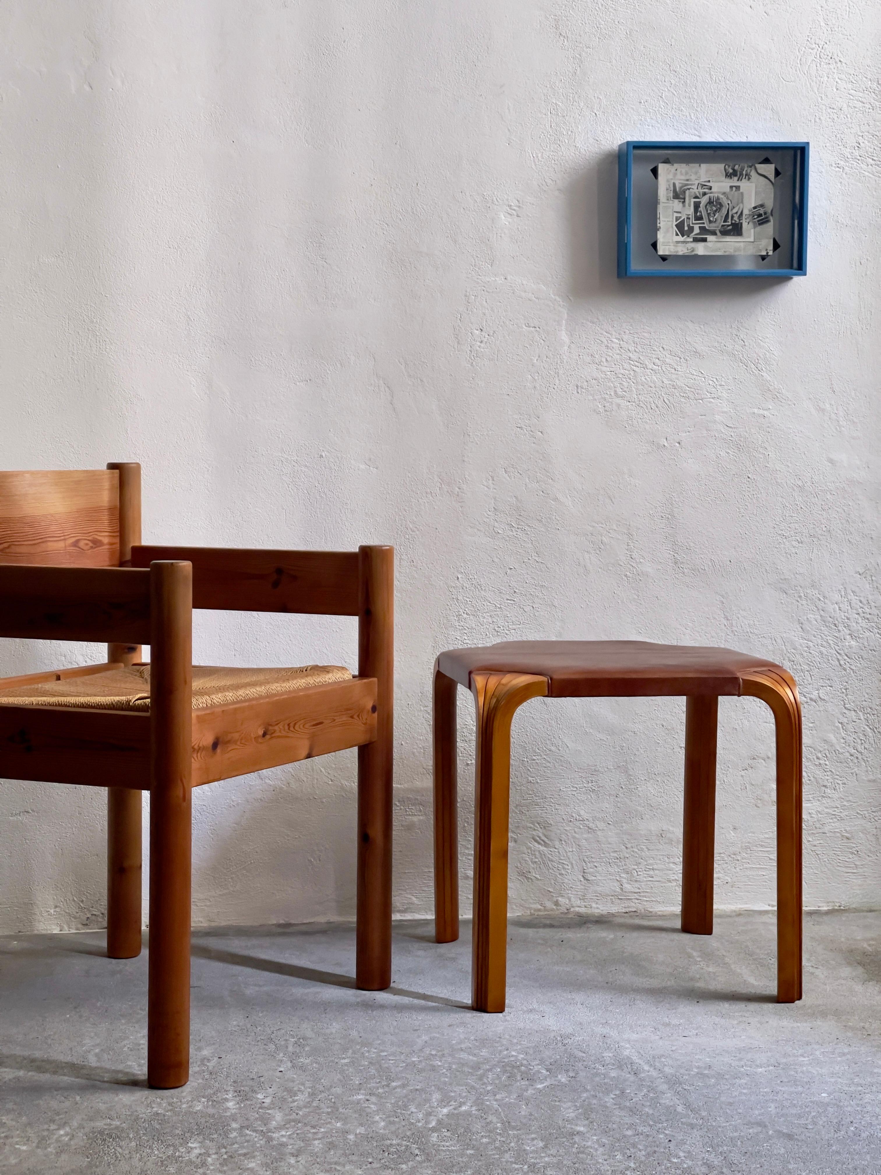 1954 Alvar Aalto stool model X601 in rich patinated birch and Niger leather For Sale 5