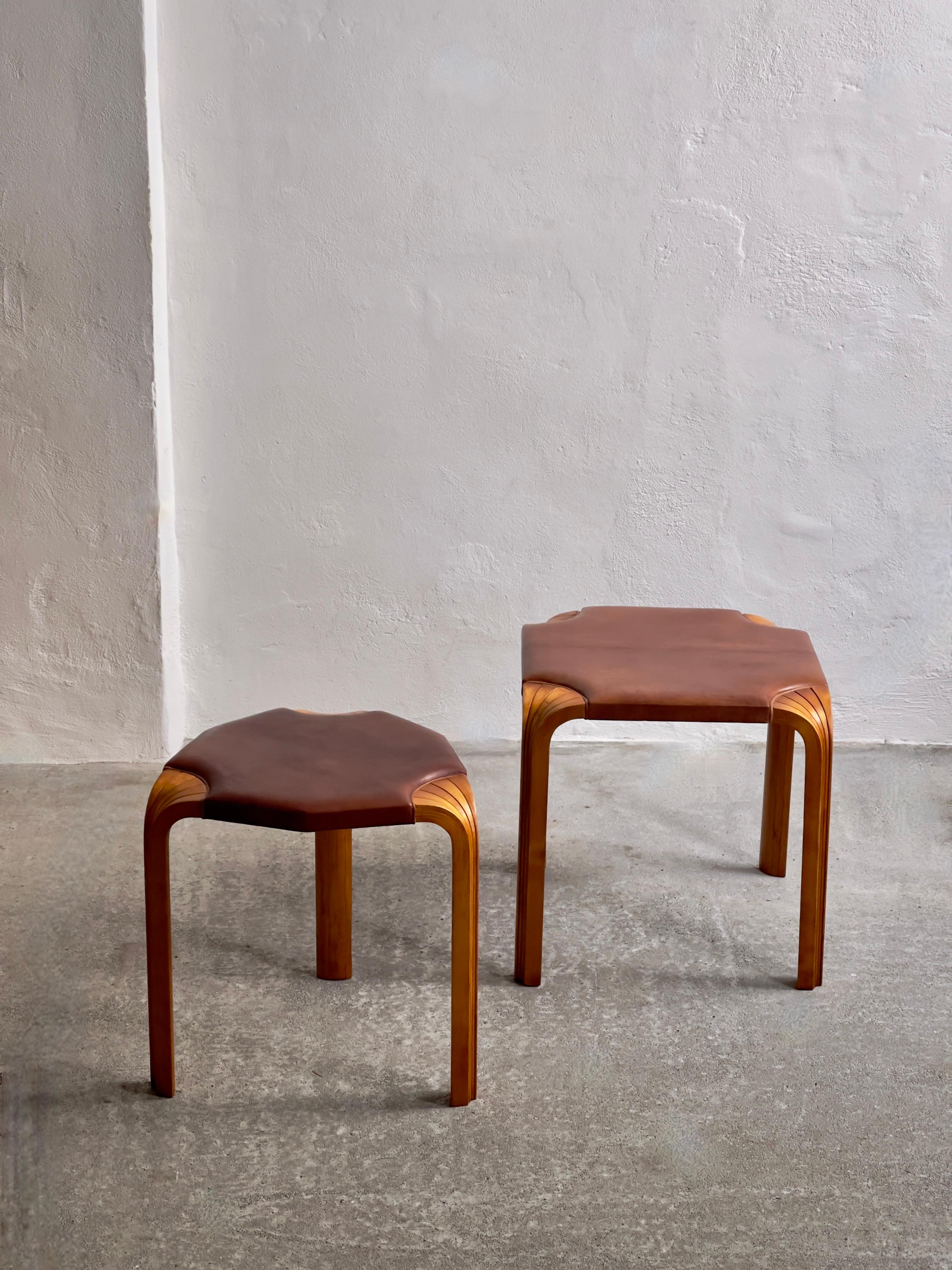1954 Alvar Aalto stool model X601 in rich patinated birch and Niger leather For Sale 8