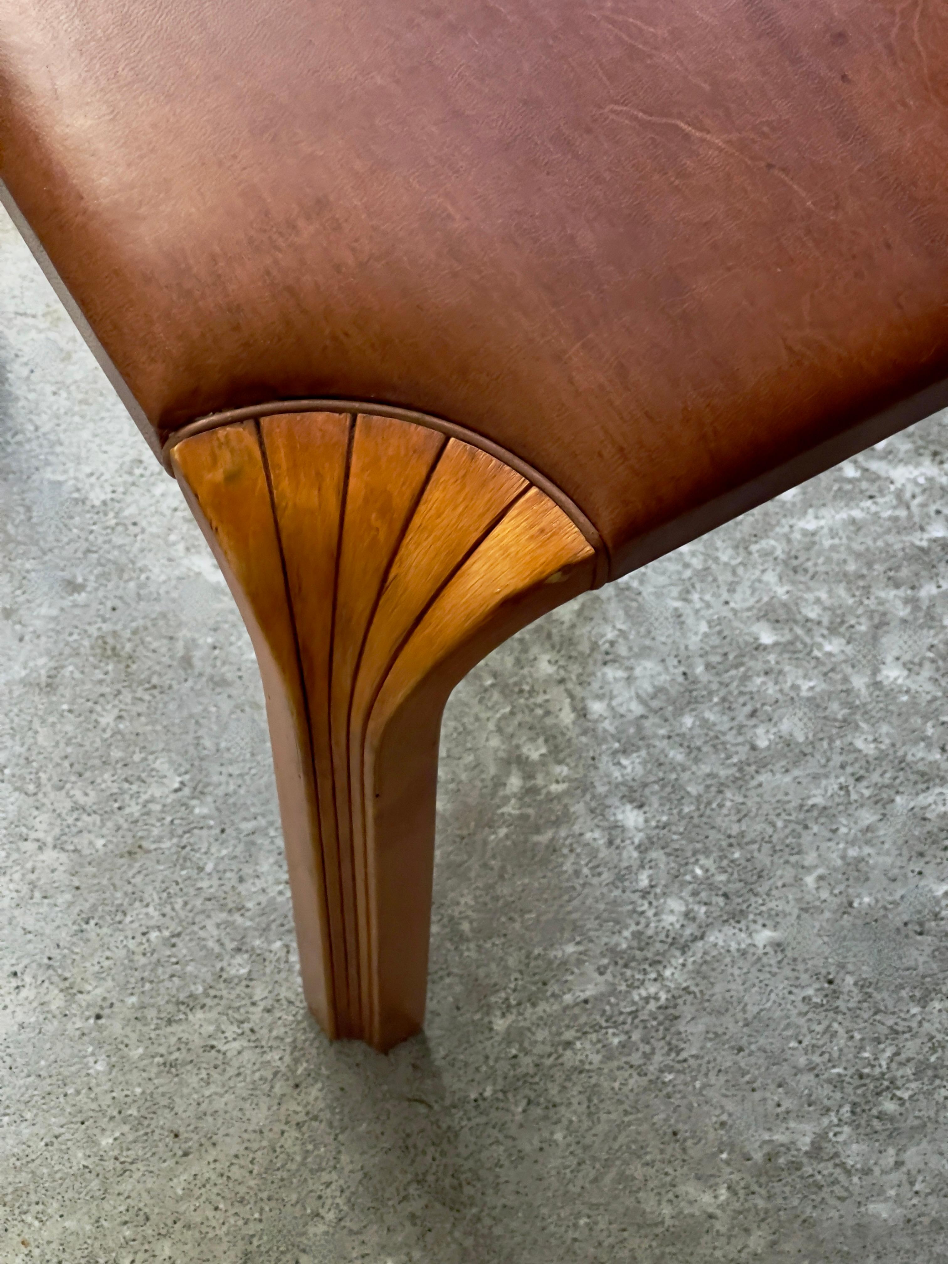 Presenting the 1954 Alvar Aalto stool model X601 in a super rich patinated birch upholstered in premium reddish brown Niger goat leather. Produced by Artek in 1960s. 

(A matching stool Model X602 is available in other listing)

The Alvar Aalto