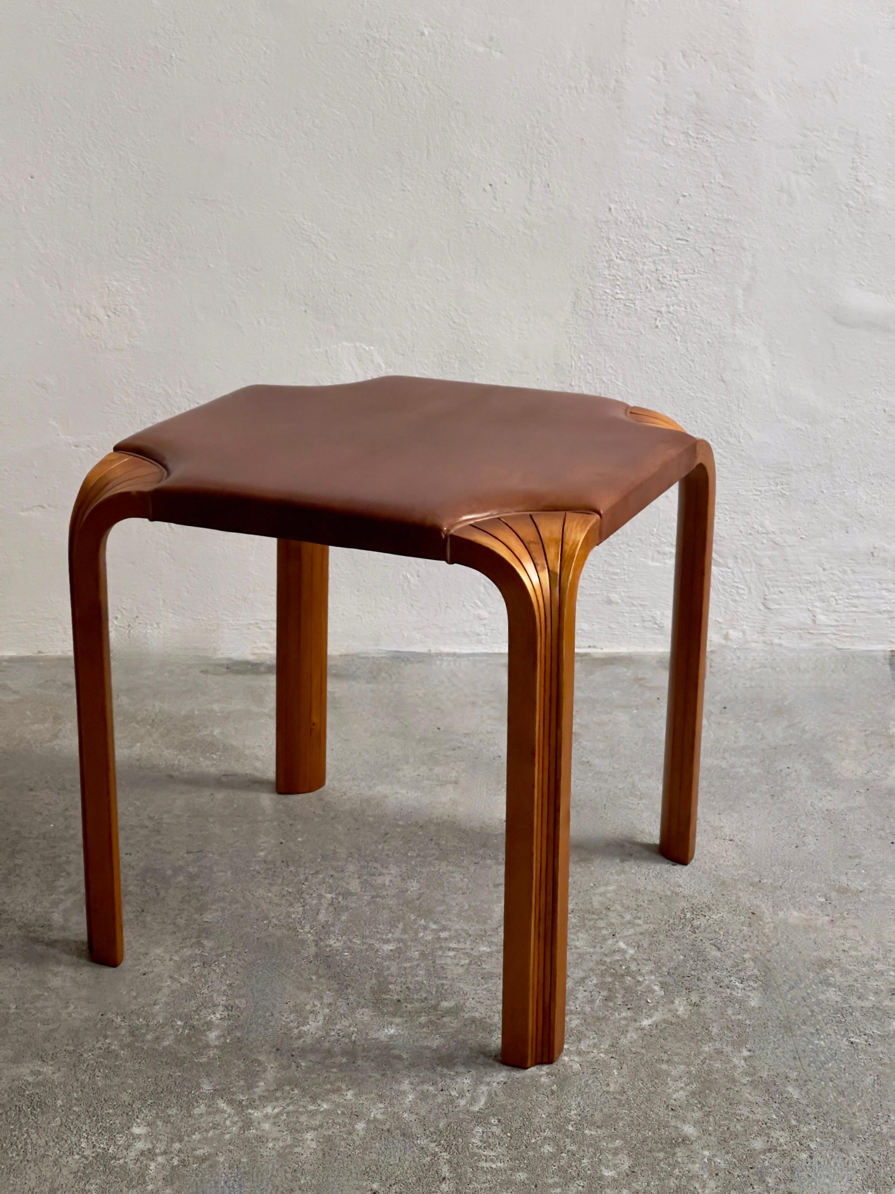 Scandinavian Modern 1954 Alvar Aalto stool model X601 in rich patinated birch and Niger leather For Sale
