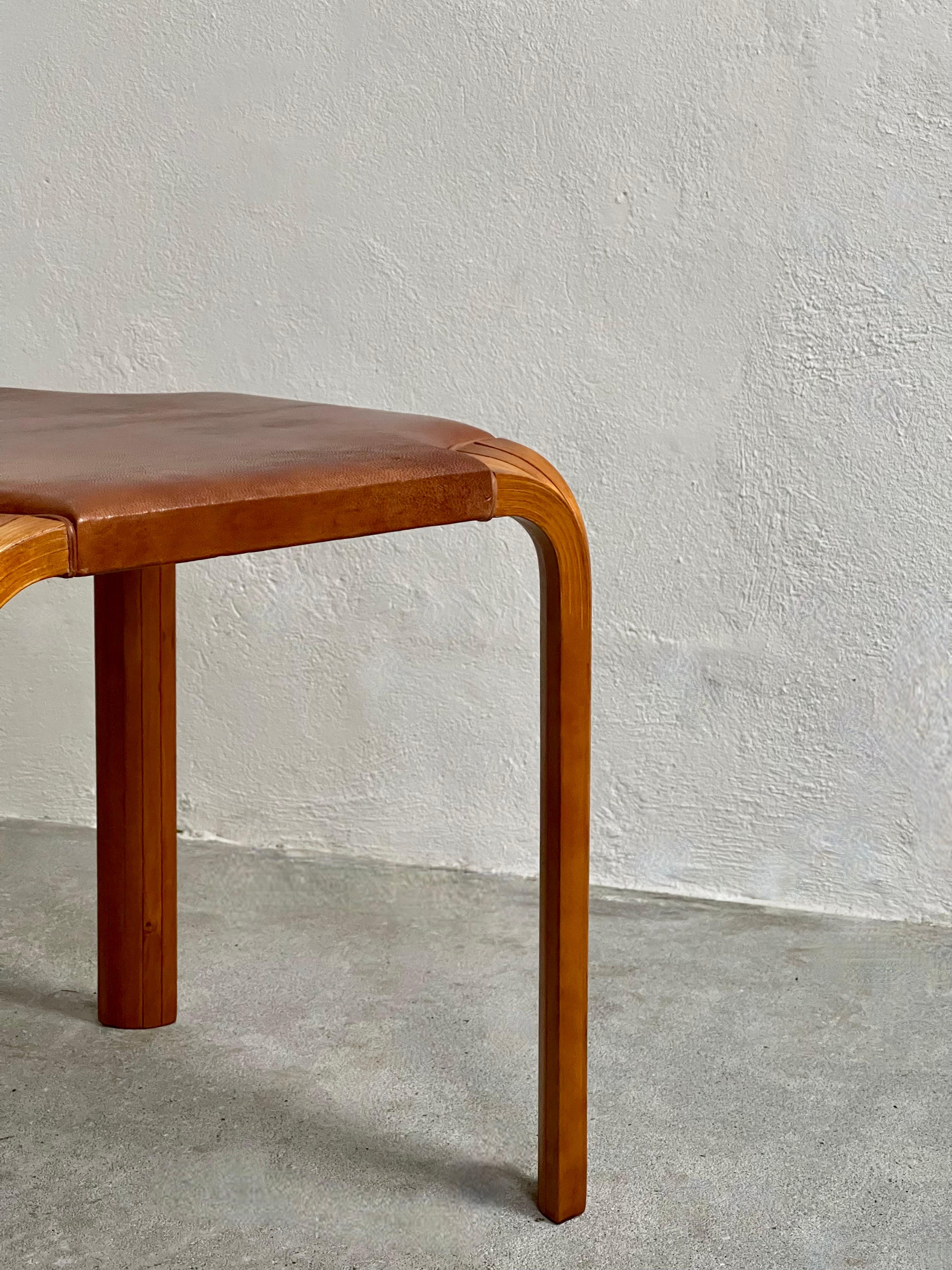 1954 Alvar Aalto stool model X601 in rich patinated birch and Niger leather In Good Condition For Sale In København K, 84