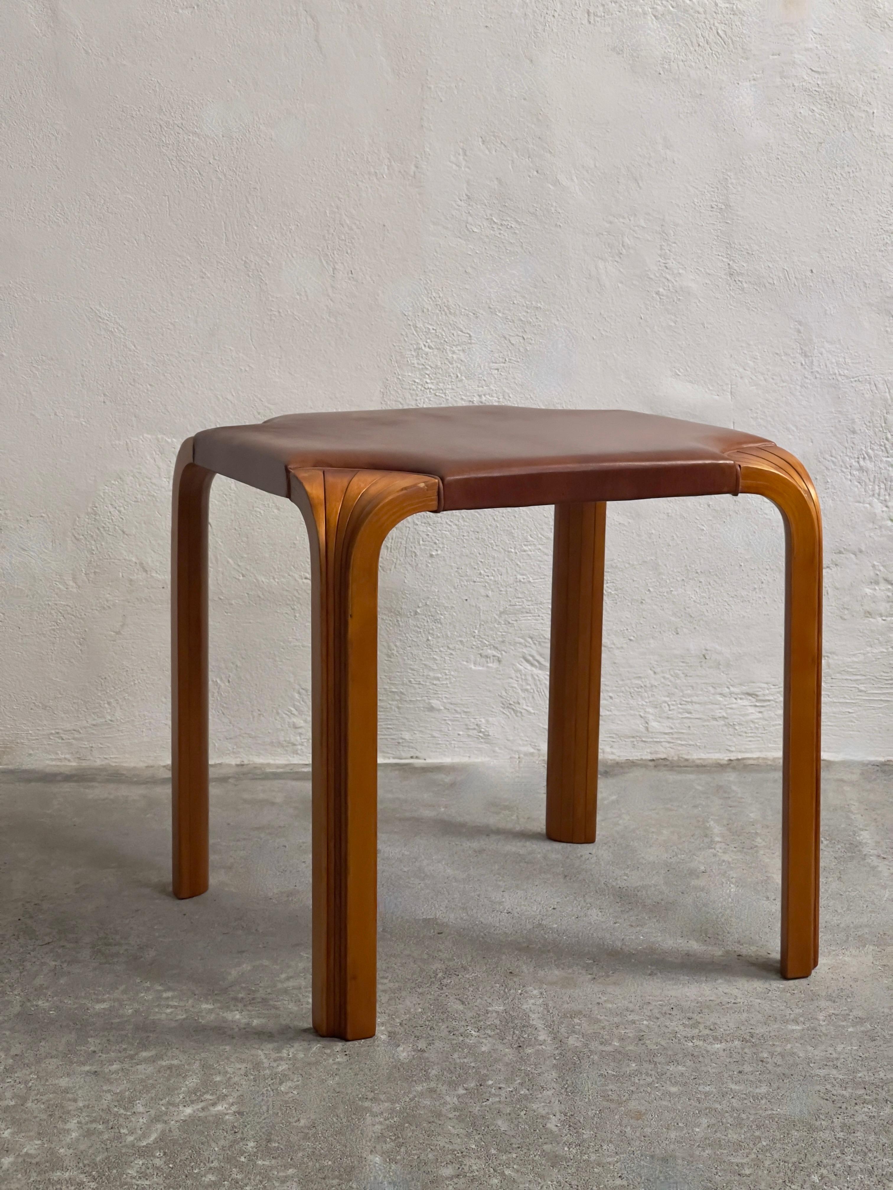 1954 Alvar Aalto stool model X601 in rich patinated birch and Niger leather For Sale 1