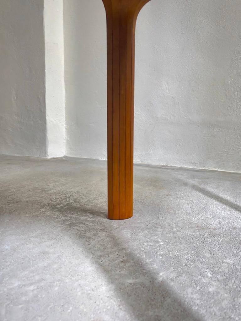1954 Alvar Aalto stool model X601 in rich patinated birch and Niger leather For Sale 2