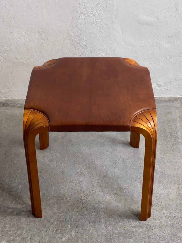 1954 Alvar Aalto stool model X601 & X602 in patinated birch and Niger leather For Sale 5