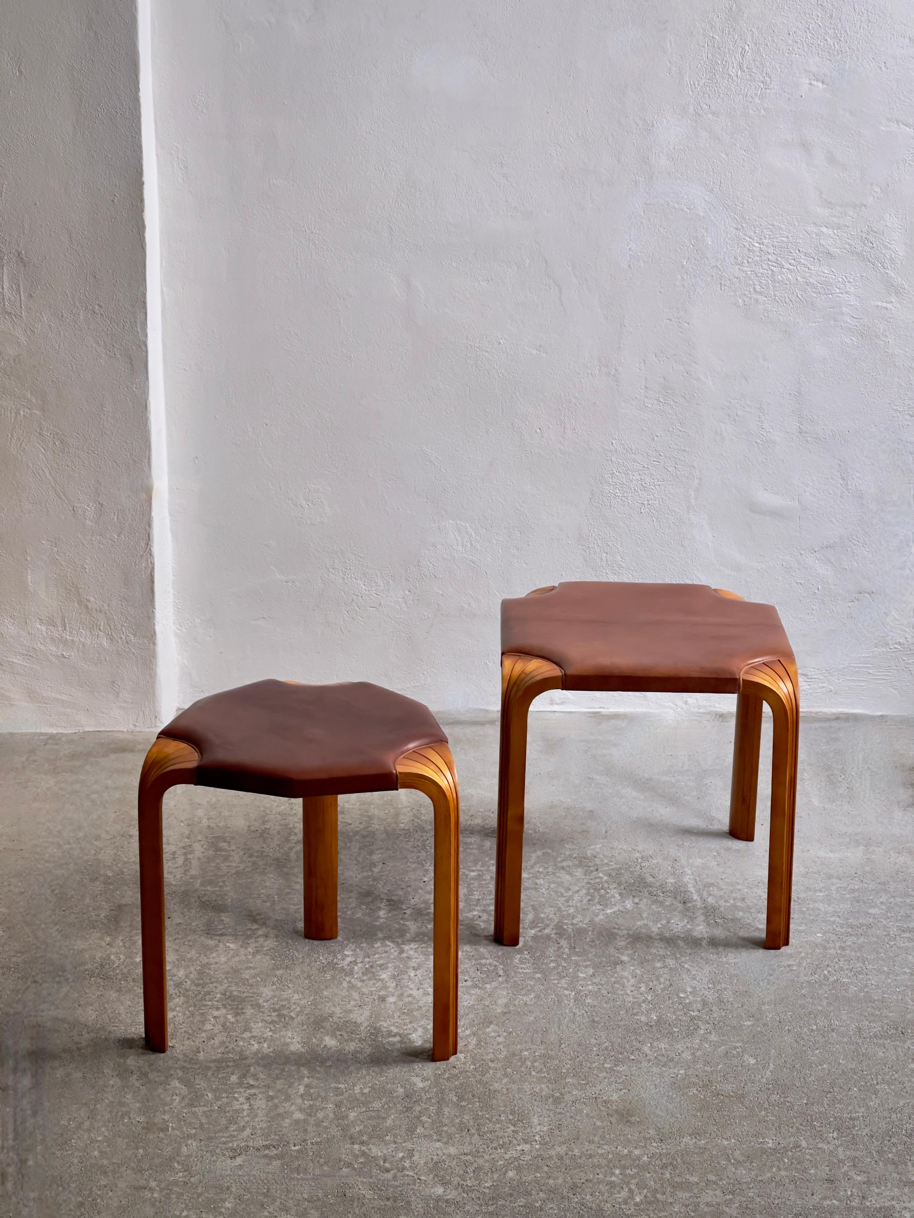Presenting the 1954 Alvar Aalto stools model X601 & X602 in a super rich patinated birch upholstered in premium reddish brown Niger goat leather. Produced by Artek in 1960s. 

(Available as individually in other listing)

The Alvar Aalto stools