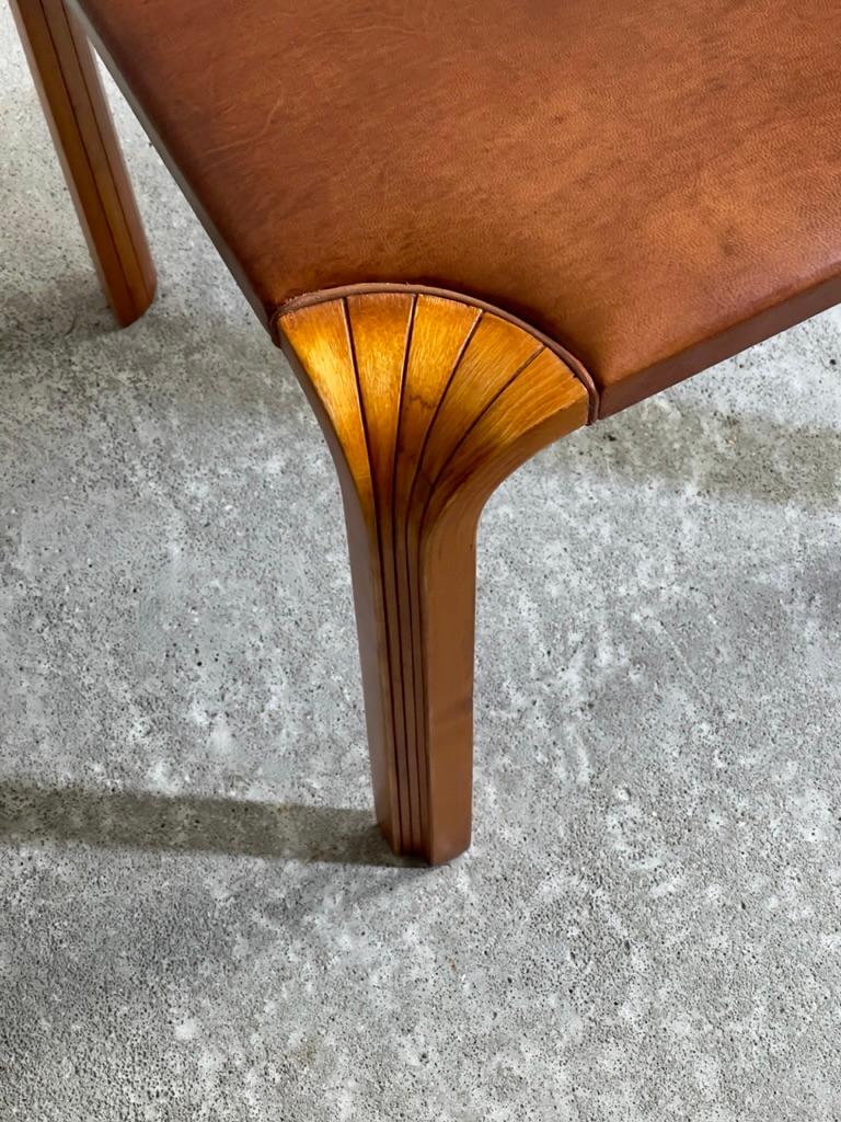 1954 Alvar Aalto stool model X601 & X602 in patinated birch and Niger leather For Sale 1