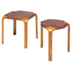 Tabouret Alvar Aalto modèle X601 & X602 en bouleau patiné et cuir Niger, 1954