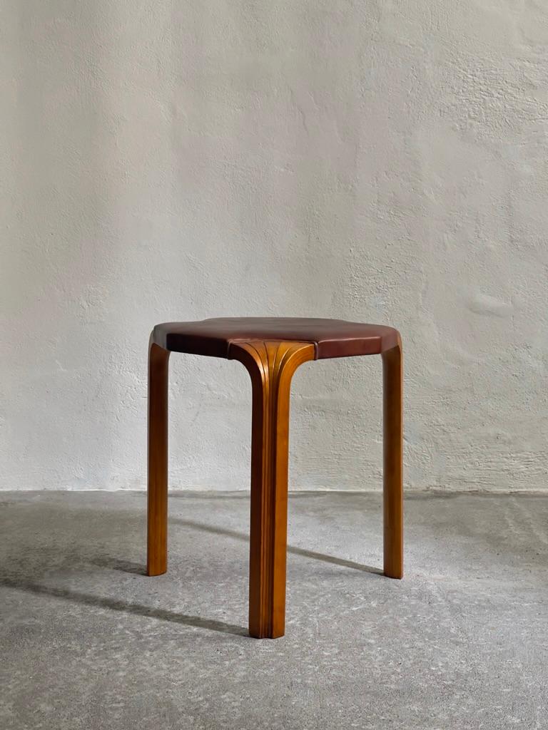 Scandinavian Modern 1954 Alvar Aalto stool model X602 in rich patinated birch and Niger leather For Sale