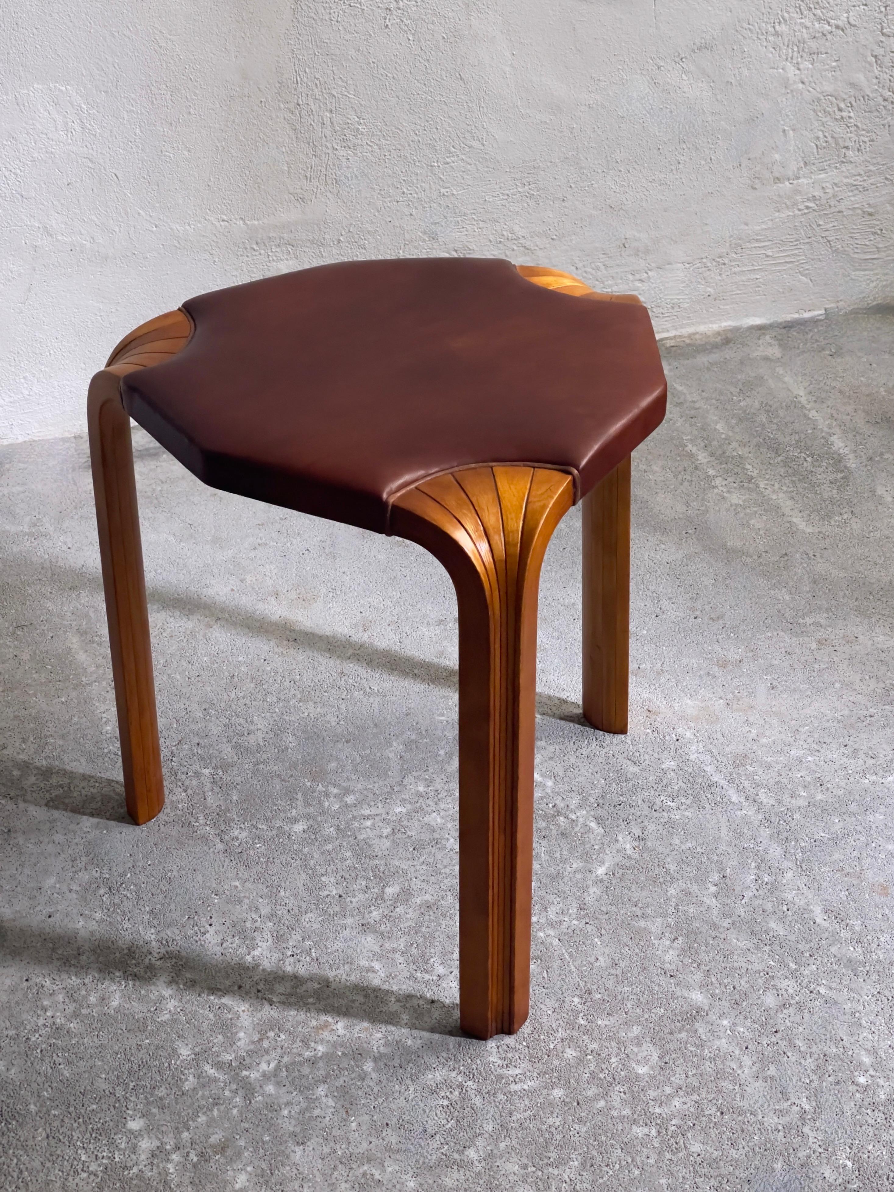 1954 Alvar Aalto stool model X602 in rich patinated birch and Niger leather For Sale 1