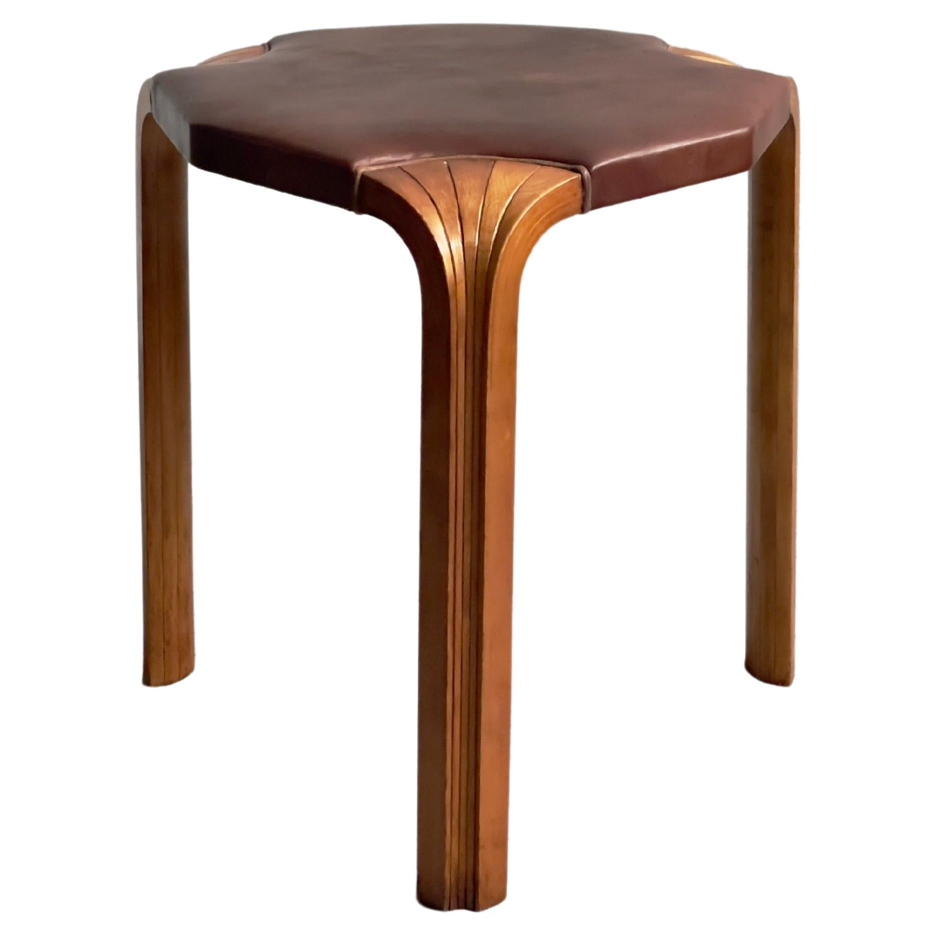 Tabouret Alvar Aalto de 1954, modèle X602 en riche bouleau patiné et cuir du Niger