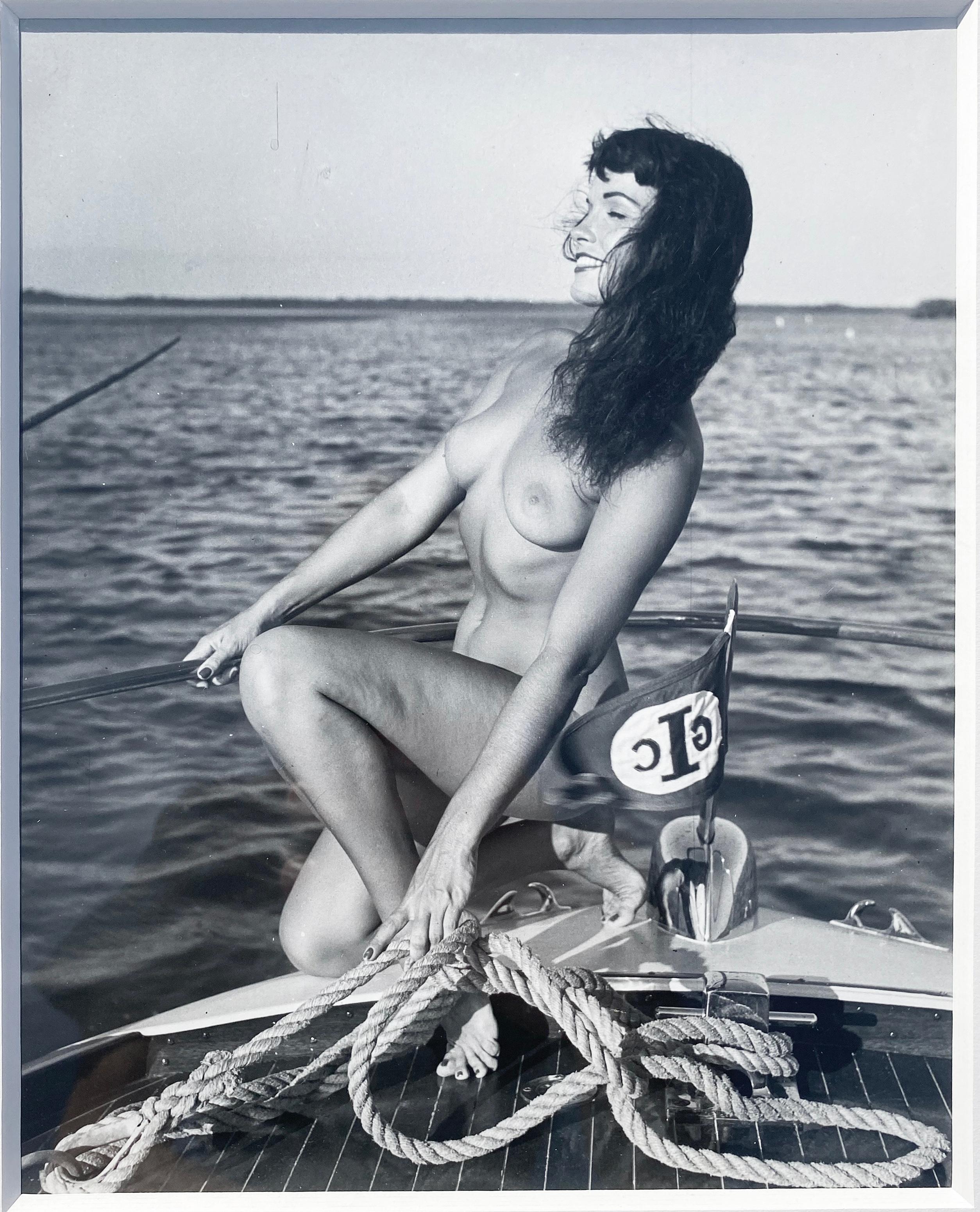  1954 Bunny Yeager Foto de Betty Paige desnuda en un barco propiedad de Al Torres

Se ofrece a la venta una foto enmarcada de Bettie Page desnuda tomada por Bunny Yeager en 1954. Esta foto es una impresión en gelatina de plata en muy buen estado,