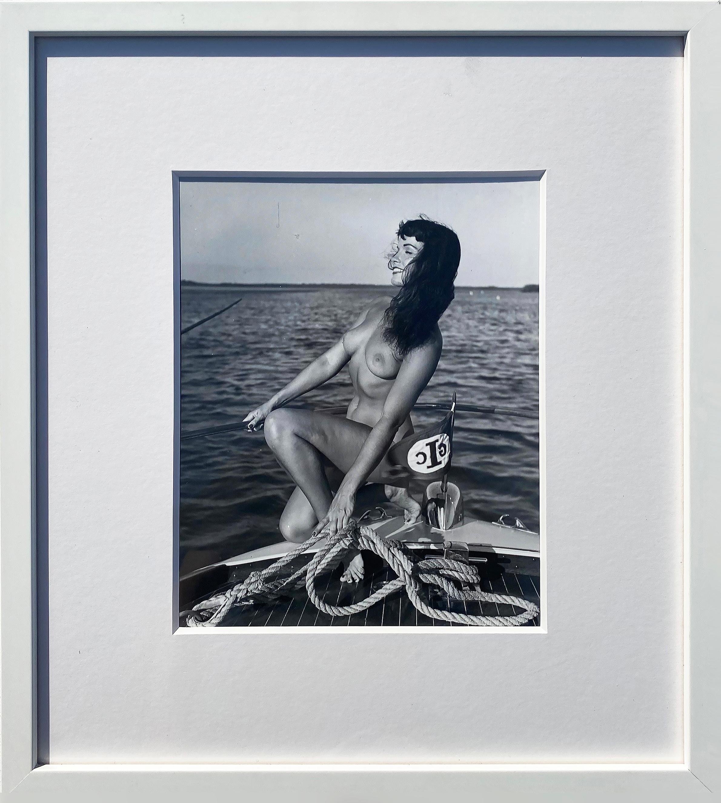 1954 Bunny Yeager Foto de Betty Paige desnuda en un barco propiedad de Al Torres Estadounidense en venta