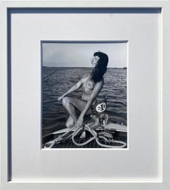 Foto del 1954 di Bunny Yeager nuda e Betty Paige su una barca appartenente ad Al Torres