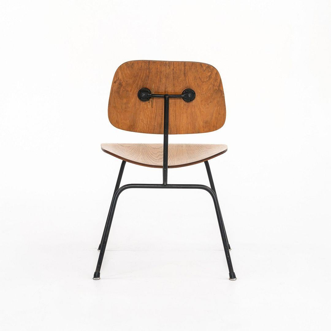 Dies ist ein Eames DCM Side Chair, der ursprünglich von Charles und Ray Eames im Jahr 1946 entworfen wurde. Dieses besondere Exemplar stammt aus dem Jahr 1954 und hat noch den Aufkleber mit der zum Patent angemeldeten Folie intakt. Das Design