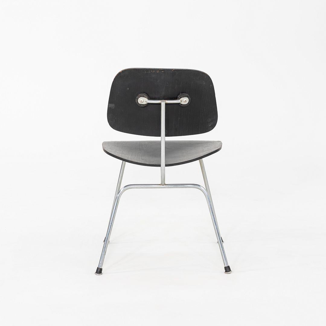 Se trata de una Silla DCM, diseñada originalmente por Charles and Ray Eames en 1946. Esta pieza en concreto fue fabricada por Herman Miller y conserva su etiqueta debajo del asiento. Este ejemplo data del año 1954. El diseño presenta asiento y