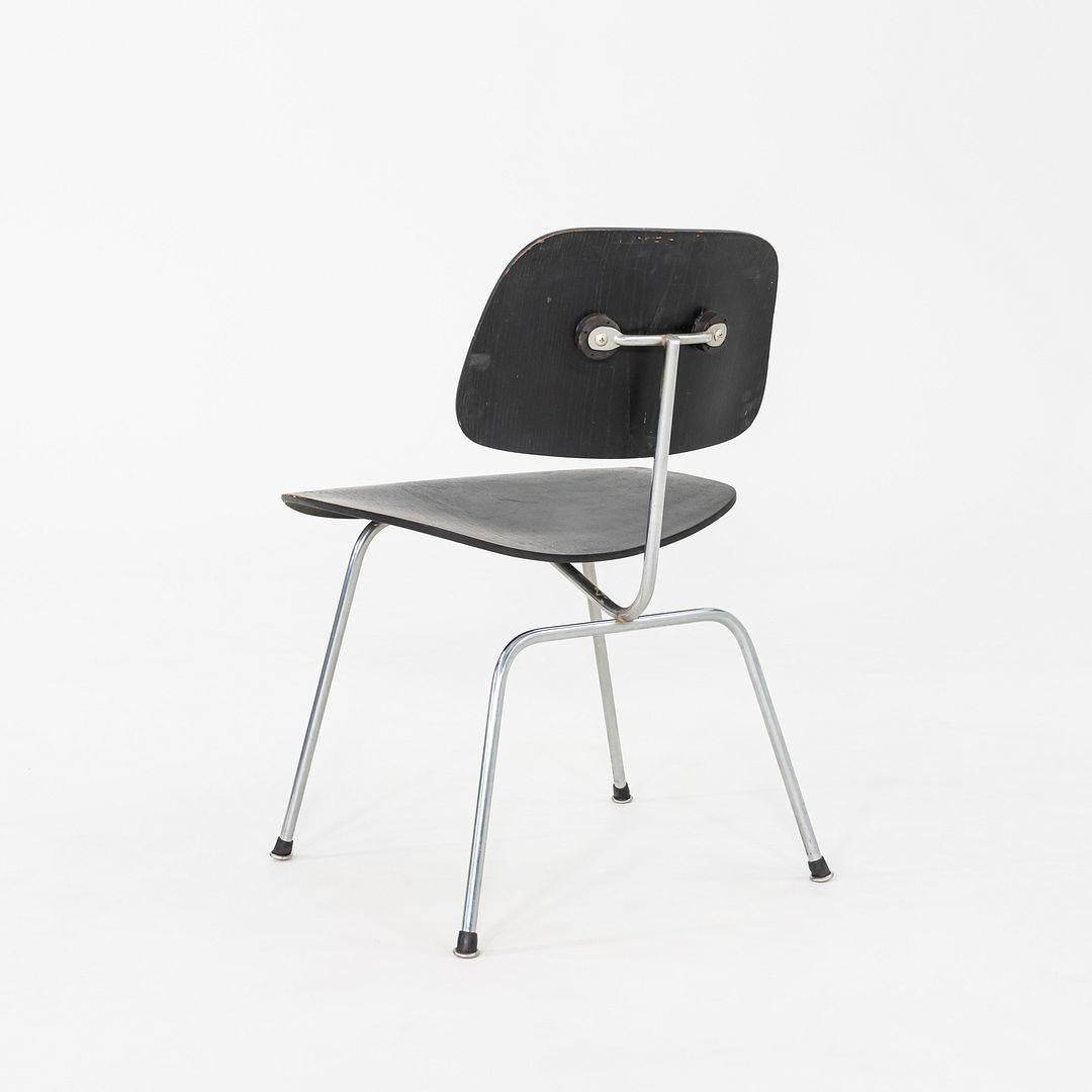 1954 Charles and Ray Eames para Herman Miller Silla de comedor DCM con acabado ebonizado Moderno en venta