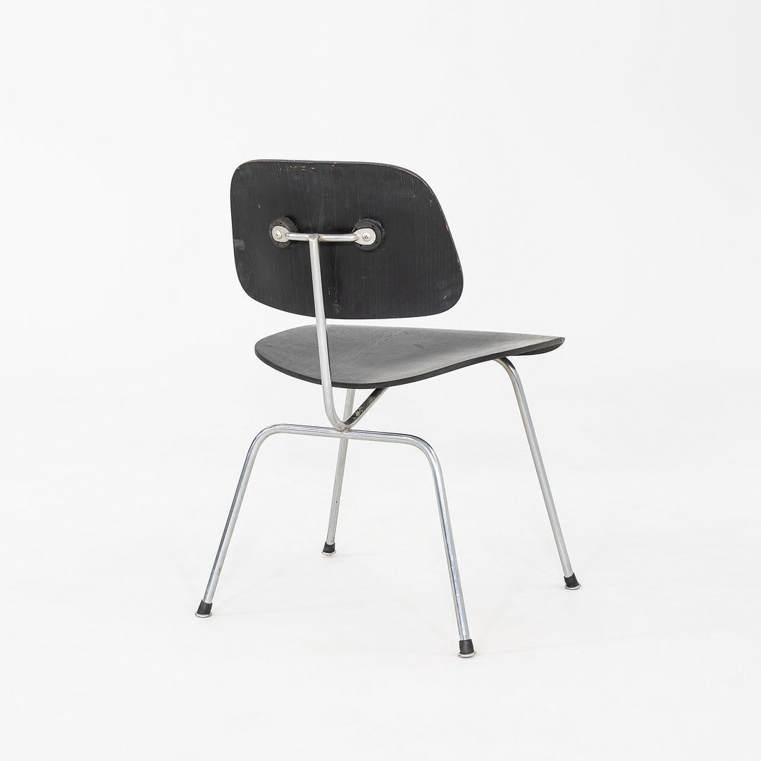1954 Charles and Ray Eames para Herman Miller Silla de comedor DCM con acabado ebonizado mediados del siglo XX en venta
