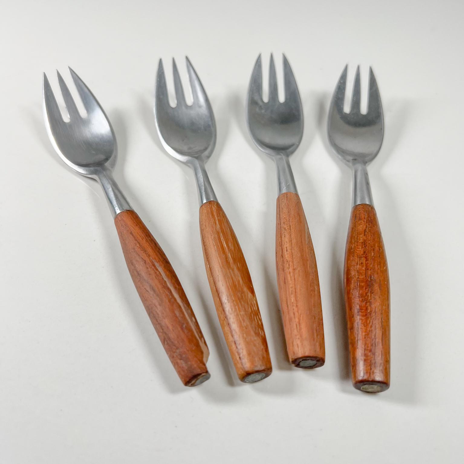 Dansk made in Germany Cutlery
Dansk IHQ Germany set of 4 salad forks teak & stainless Fjord Flatware 1954
Made in Teak Wood and Stainless Steel Designed by Jens Quistgaard
Nicks on wood, scuffs on metal. Not new.
Unrestored preowned original