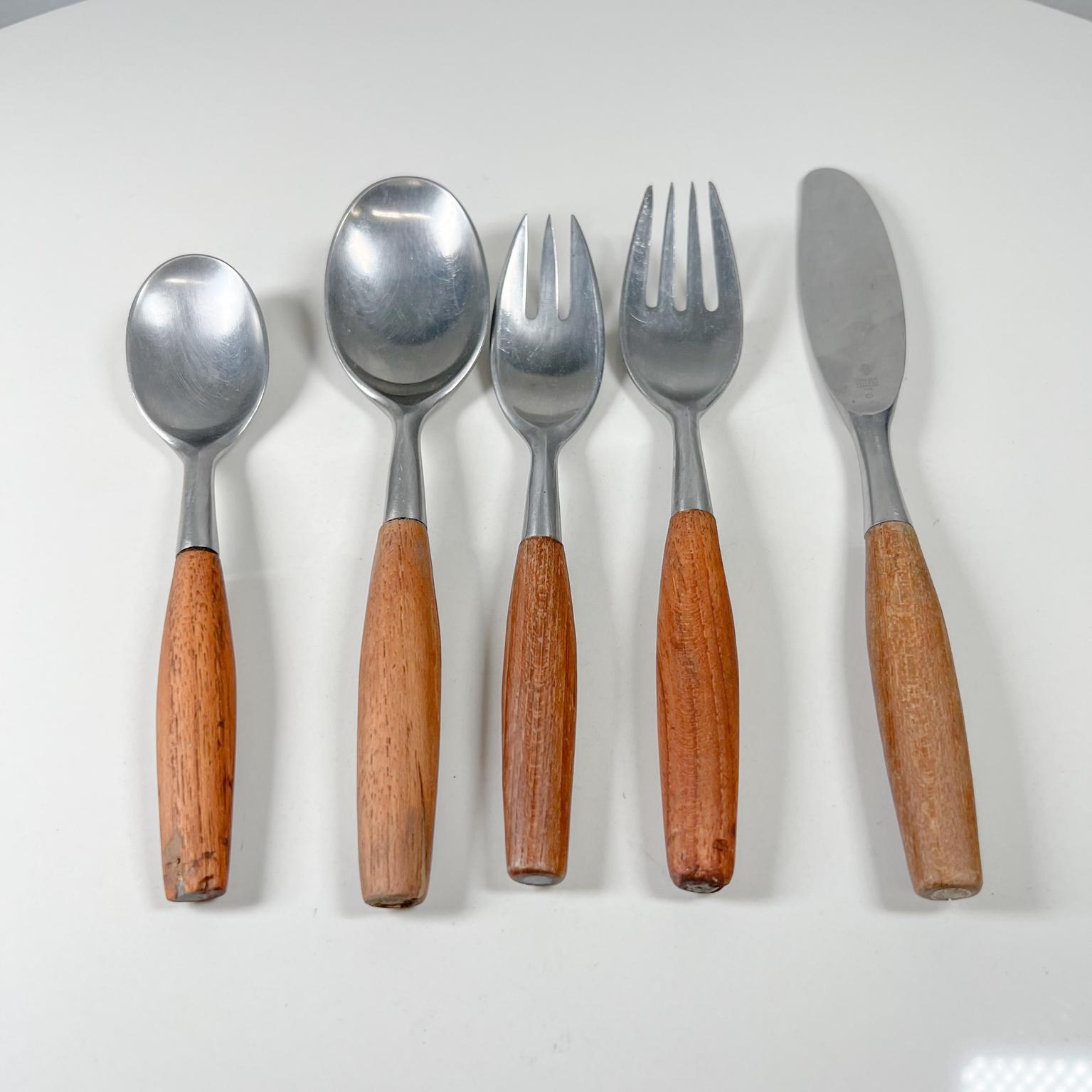 1954 Dansk designs flatware place setting teak & stainless jens quistgaard Germany 
Small spoon: 6.25 Large spoon: 7.13 Small fork: 6.5 Large fork:7 Knife: 8.38
Pre-owned worn condition. Vintage wear present.
Please expect signs of use. Nicks