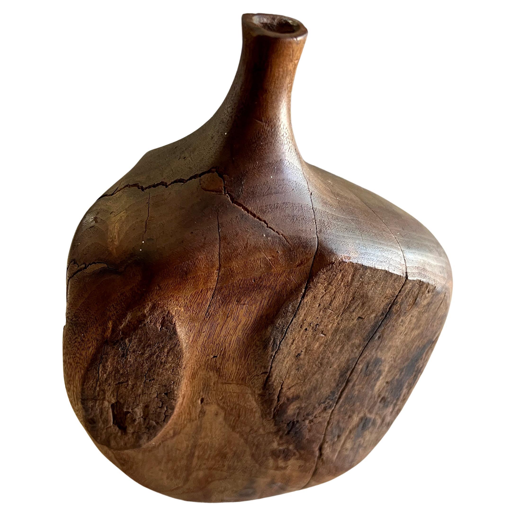 Vaso in noce nero scolpito a mano, creato da Doug Ayers di Mendocino, California.  Il vaso è robusto e misura 10,5