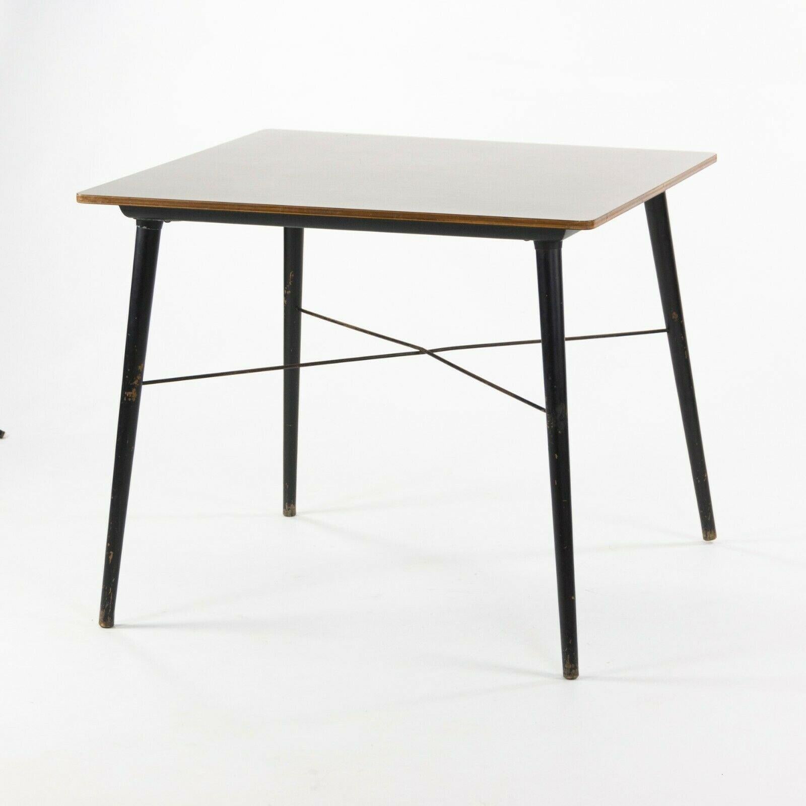 La vente porte sur une très rare table de salle à manger DTW-4 carrée, réalisée par les Eames pour Herman Miller, avec des pieds circulaires en bois. Cet exemplaire a été produit après que le DTW à jambes droites a été retiré de la production en