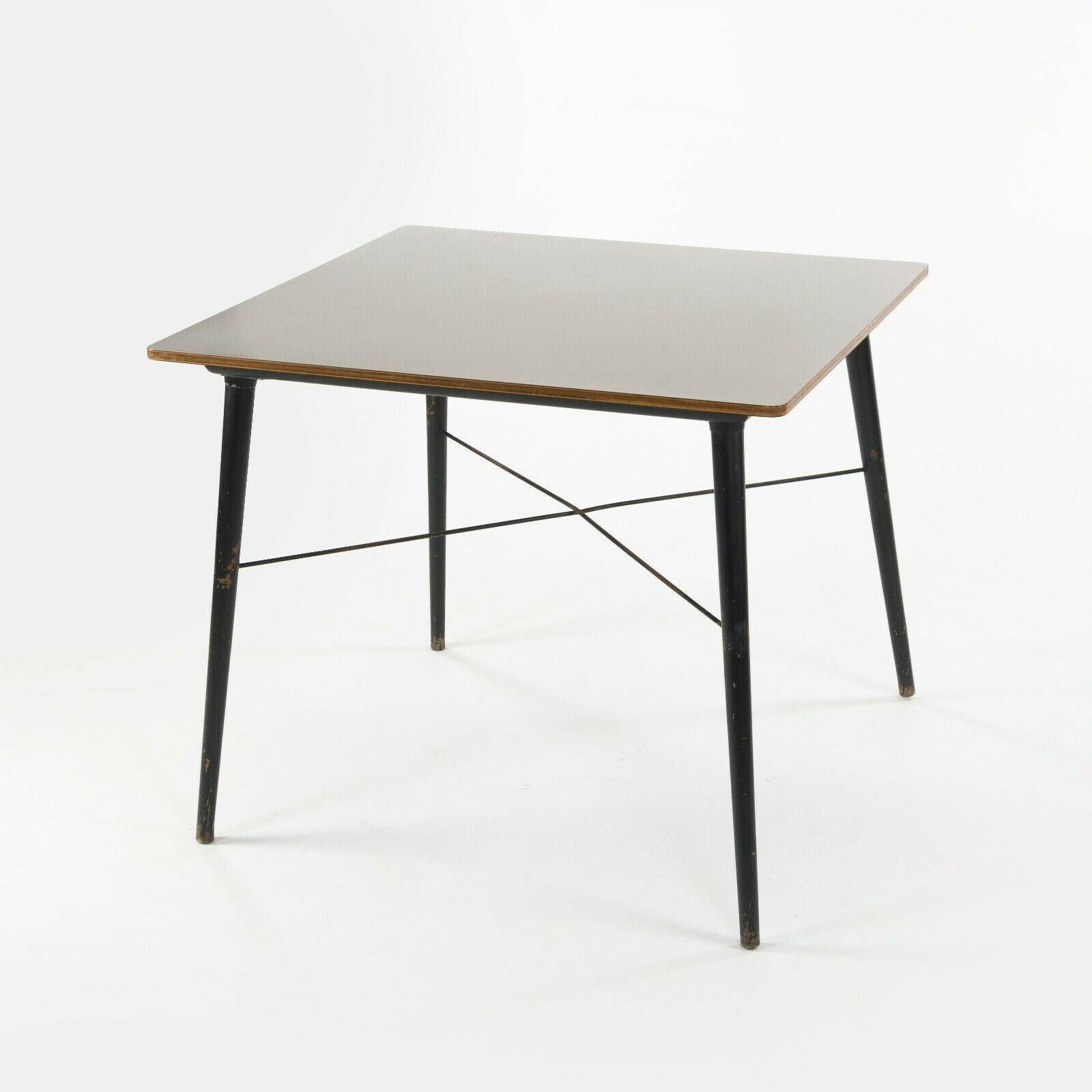 Moderne Table de salle à manger Eames Herman Miller DTW 4 avec plateau en stratifié blanc et bracelet croisé, 1954 en vente