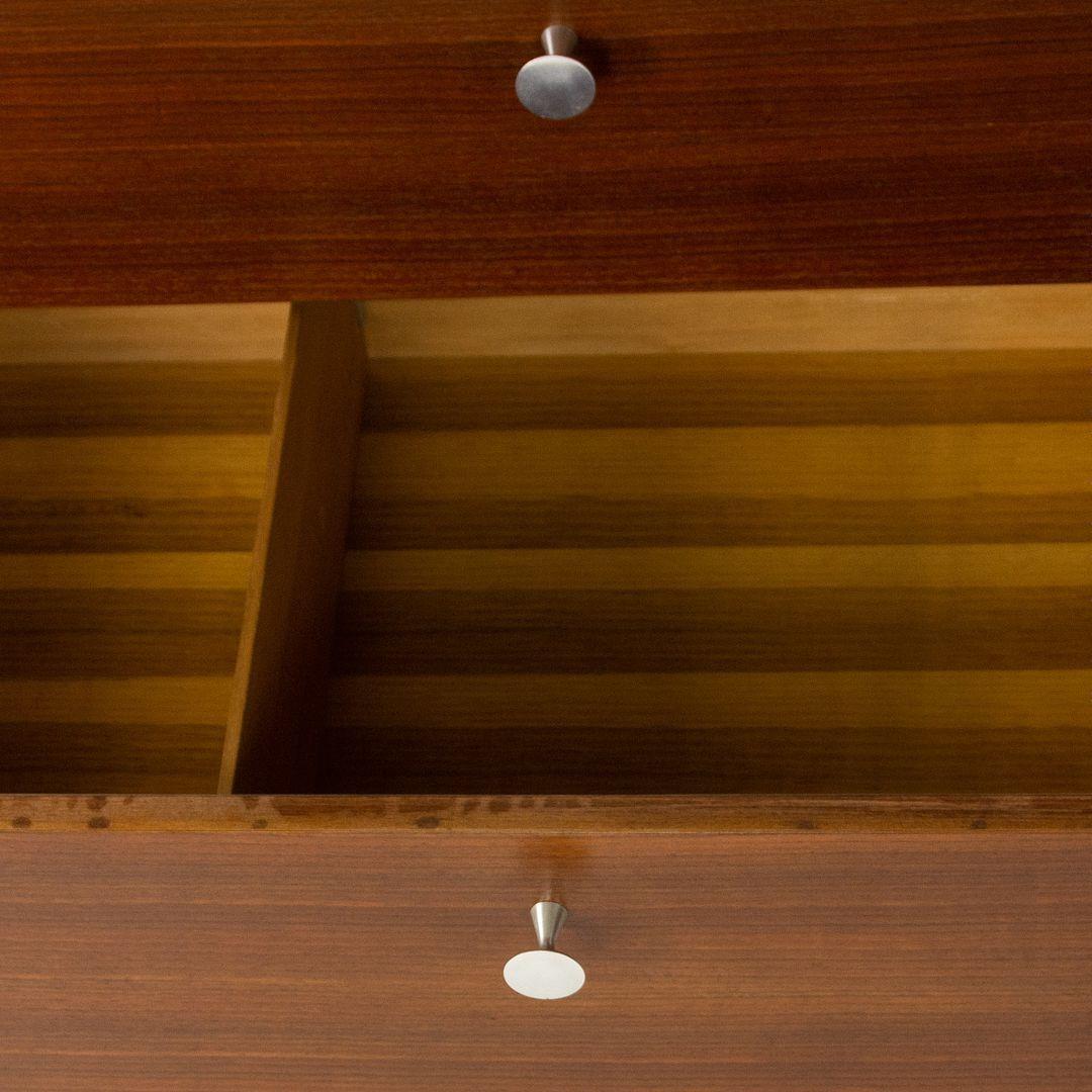 1954 George Nelson per Herman Miller Comò a quattro cassetti con bordo sottile in noce in vendita 5