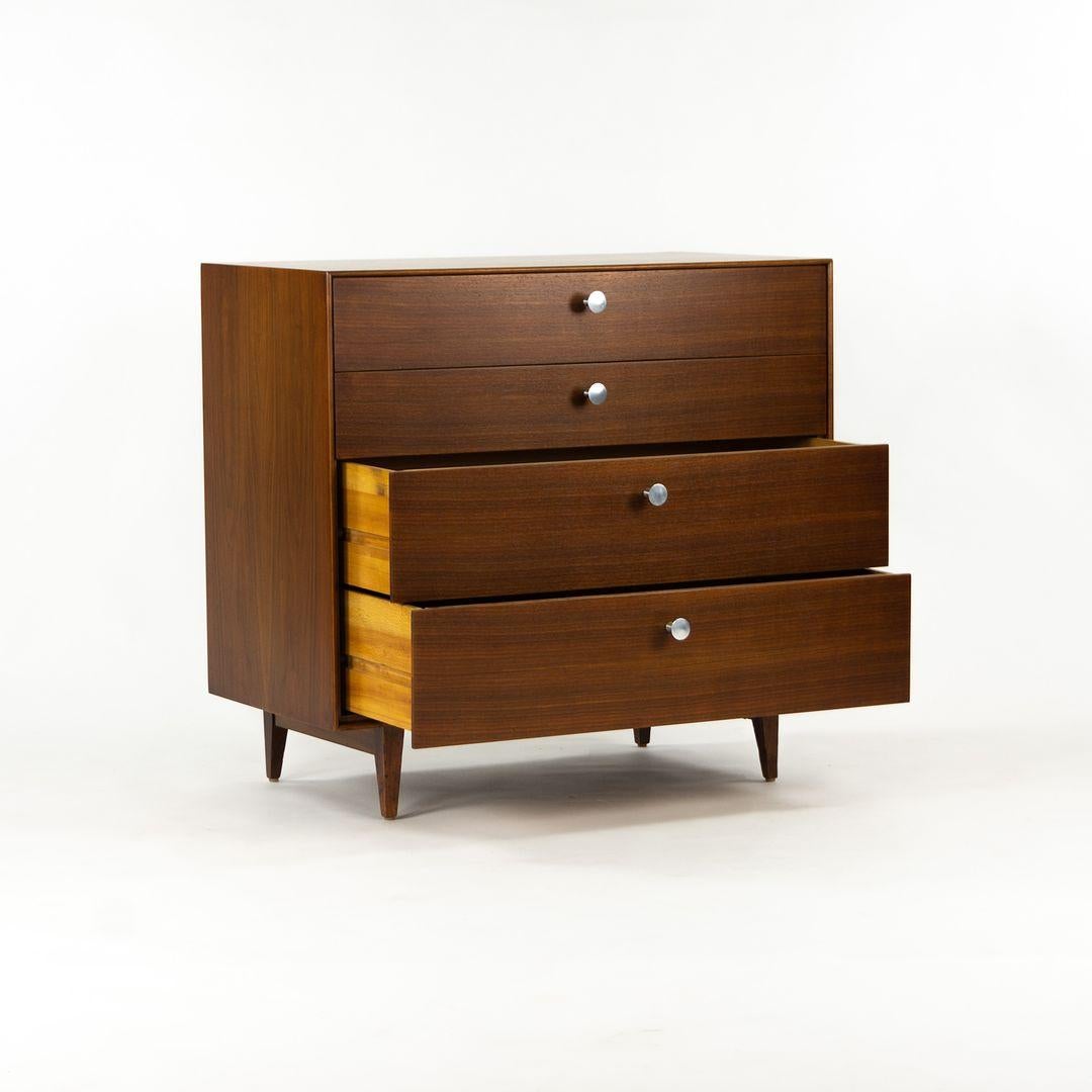 Si tratta di un comò a quattro cassetti Herman Miller Thin-Edge, modello 3302, progettato da George Nelson nel 1952. Questo pezzo risale al 1954 circa e raramente si vede sul mercato in questa configurazione. Il comò è realizzato in noce con una
