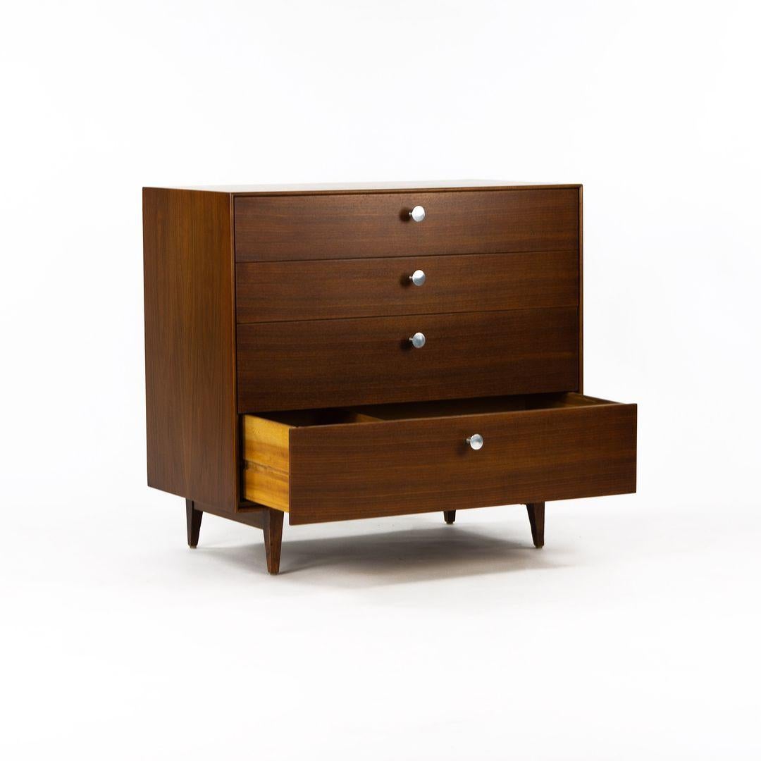 Moderno 1954 George Nelson per Herman Miller Comò a quattro cassetti con bordo sottile in noce in vendita