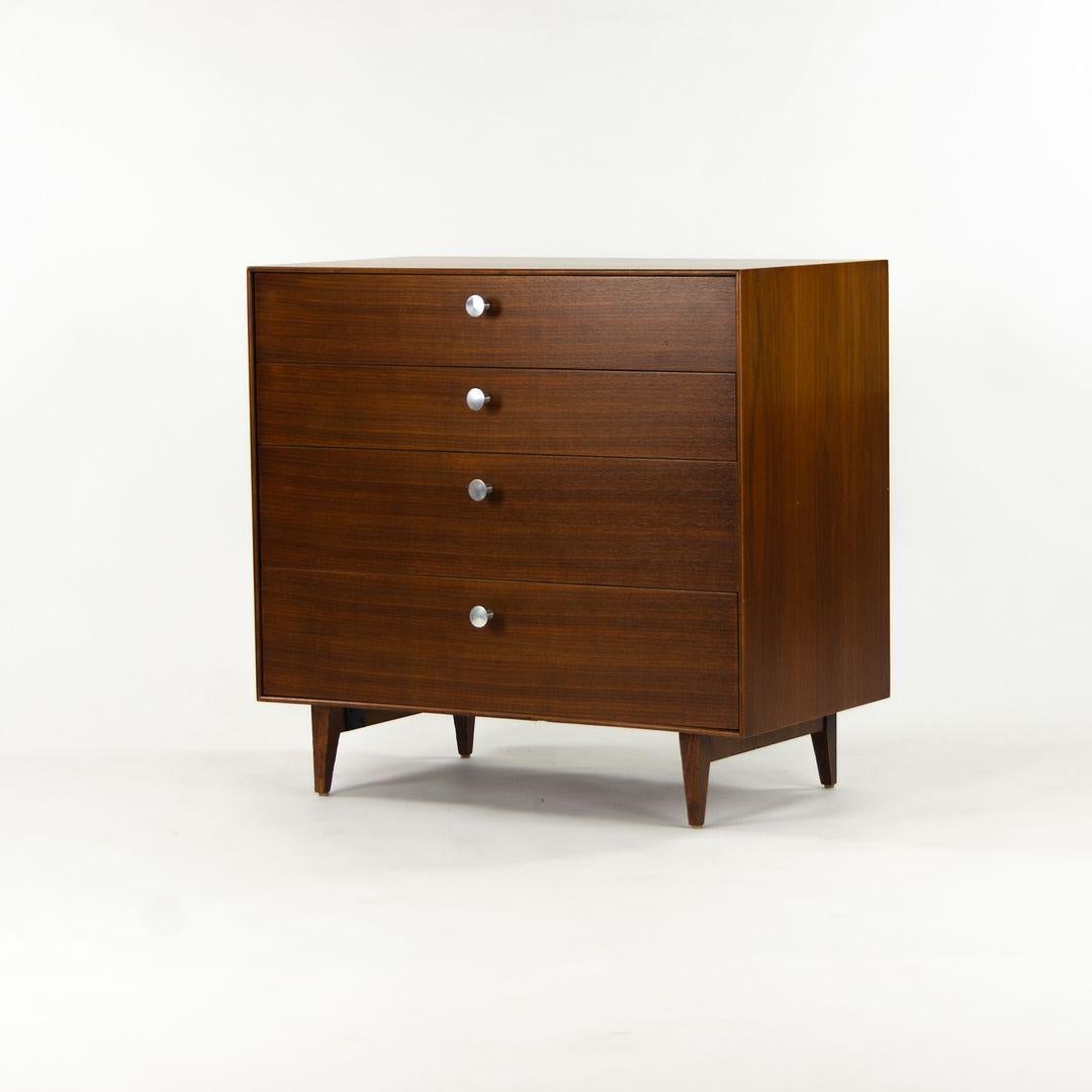 1954 George Nelson per Herman Miller Comò a quattro cassetti con bordo sottile in noce in vendita 1