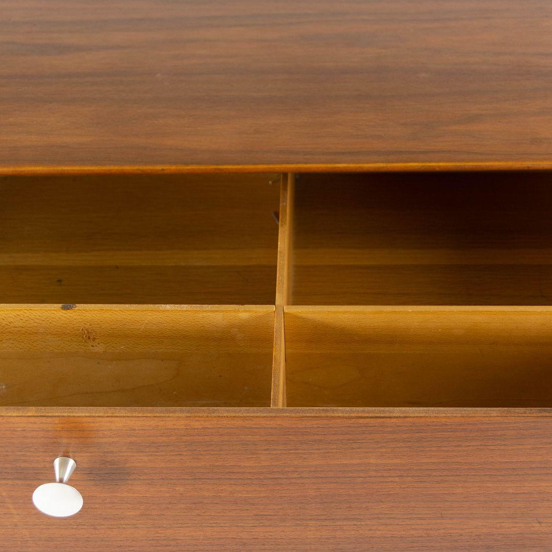 1954 George Nelson per Herman Miller Comò a quattro cassetti con bordo sottile in noce in vendita 2