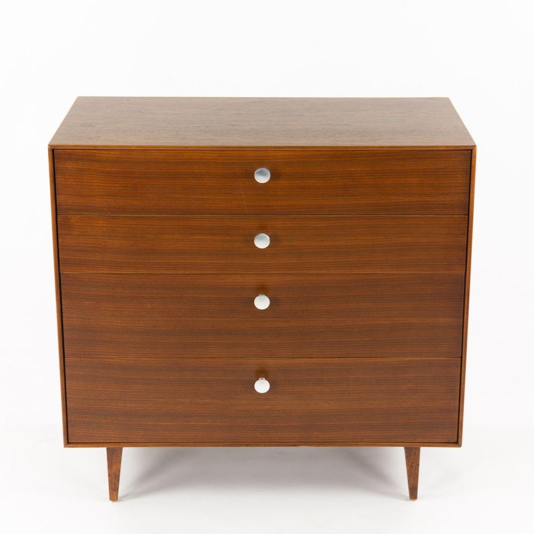 1954 George Nelson per Herman Miller Comò a quattro cassetti con bordo sottile in noce In condizioni buone in vendita a Philadelphia, PA