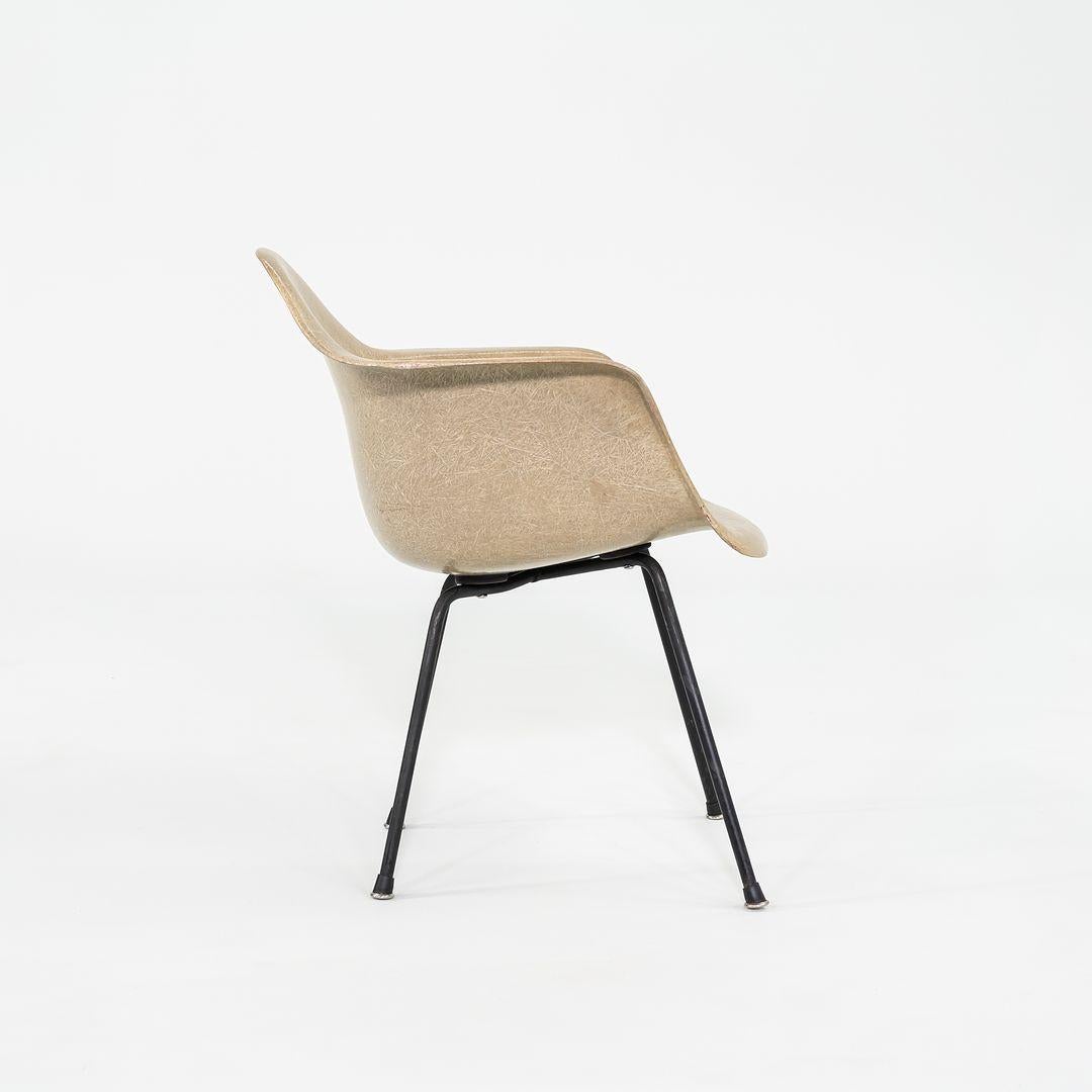 Il s'agit de chaises de salle à manger Eames DAX en fibre de verre, initialement conçues par Ray et Charles Eames en 1950. Ces exemples particuliers ont été produits par Herman Miller aux Etats-Unis C.C. 1954. Leur conception incorpore un siège en