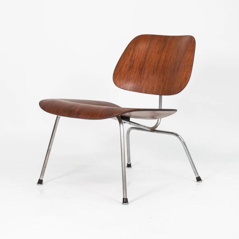 Nous proposons à la vente une chaise Herman Miller LCM (Lounge Chair with Metal Legs) de 1954, conçue par Ray et Charles Eames. Il s'agit de l'une des premières conceptions des Eames,' après avoir exploré le contreplaqué moulé pour l'effort de