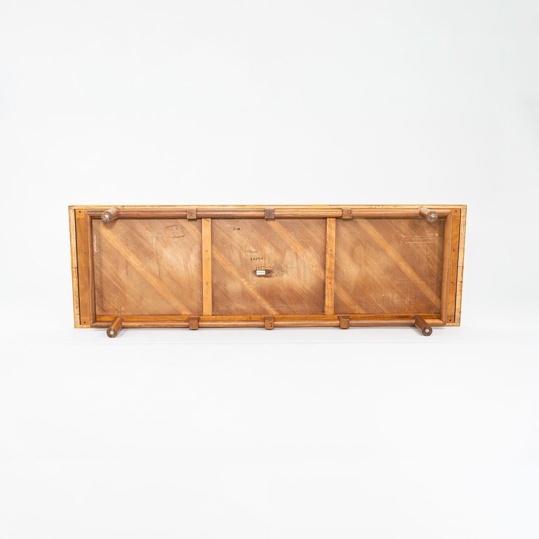 Il s'agit d'une grande table basse en noyer (surdimensionnée), conçue par AT&T. Robsjohn-Gibbings pour John Widdicomb en 1953. Il est composé de noyer blanchi et d'un placage de noyer. Le plateau est inhabituel car le noyer a été coupé en biais.
 
