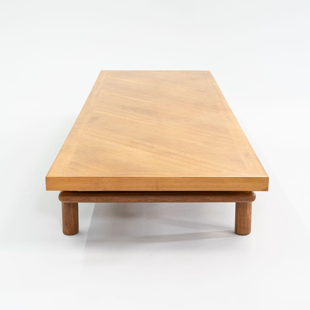 Moderne Table basse massive en noyer de 1954 par AT&T Robsjohn-Gibbings pour John Widdicomb en vente