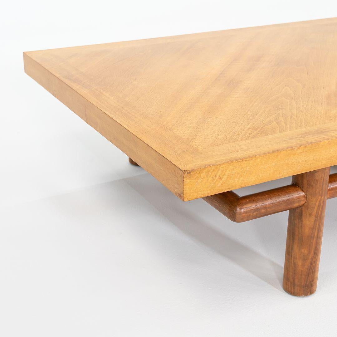Américain Table basse massive en noyer de 1954 par AT&T Robsjohn-Gibbings pour John Widdicomb en vente