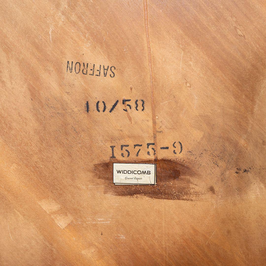 Table basse massive en noyer de 1954 par AT&T Robsjohn-Gibbings pour John Widdicomb Bon état - En vente à Philadelphia, PA