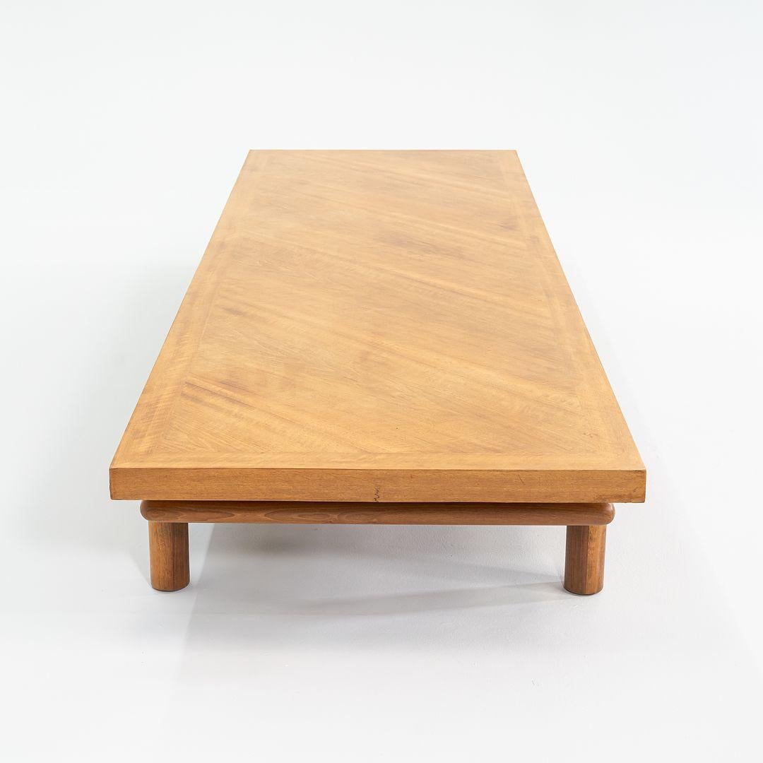 Milieu du XXe siècle Table basse massive en noyer de 1954 par AT&T Robsjohn-Gibbings pour John Widdicomb en vente