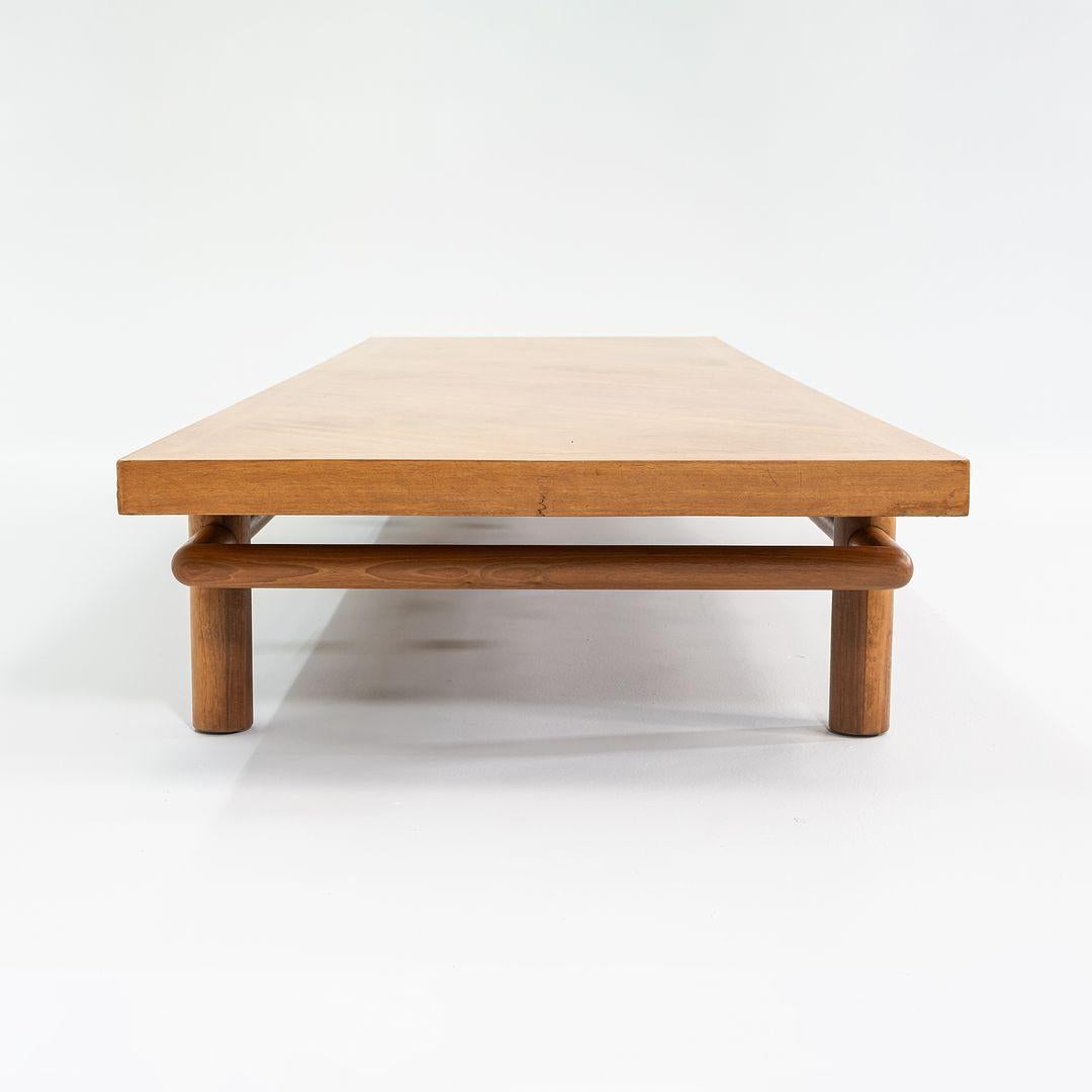Noyer Table basse massive en noyer de 1954 par AT&T Robsjohn-Gibbings pour John Widdicomb en vente