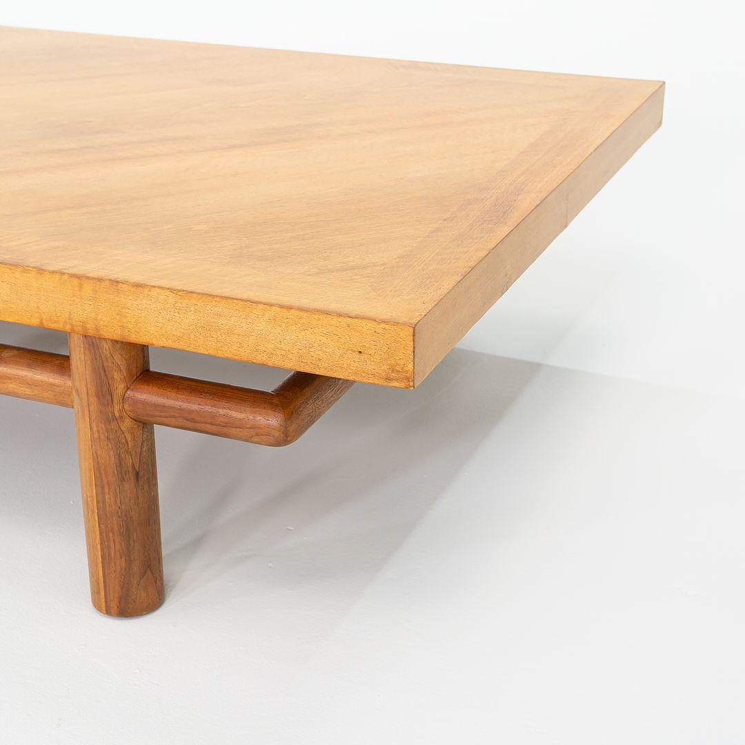 Table basse massive en noyer de 1954 par AT&T Robsjohn-Gibbings pour John Widdicomb en vente 2