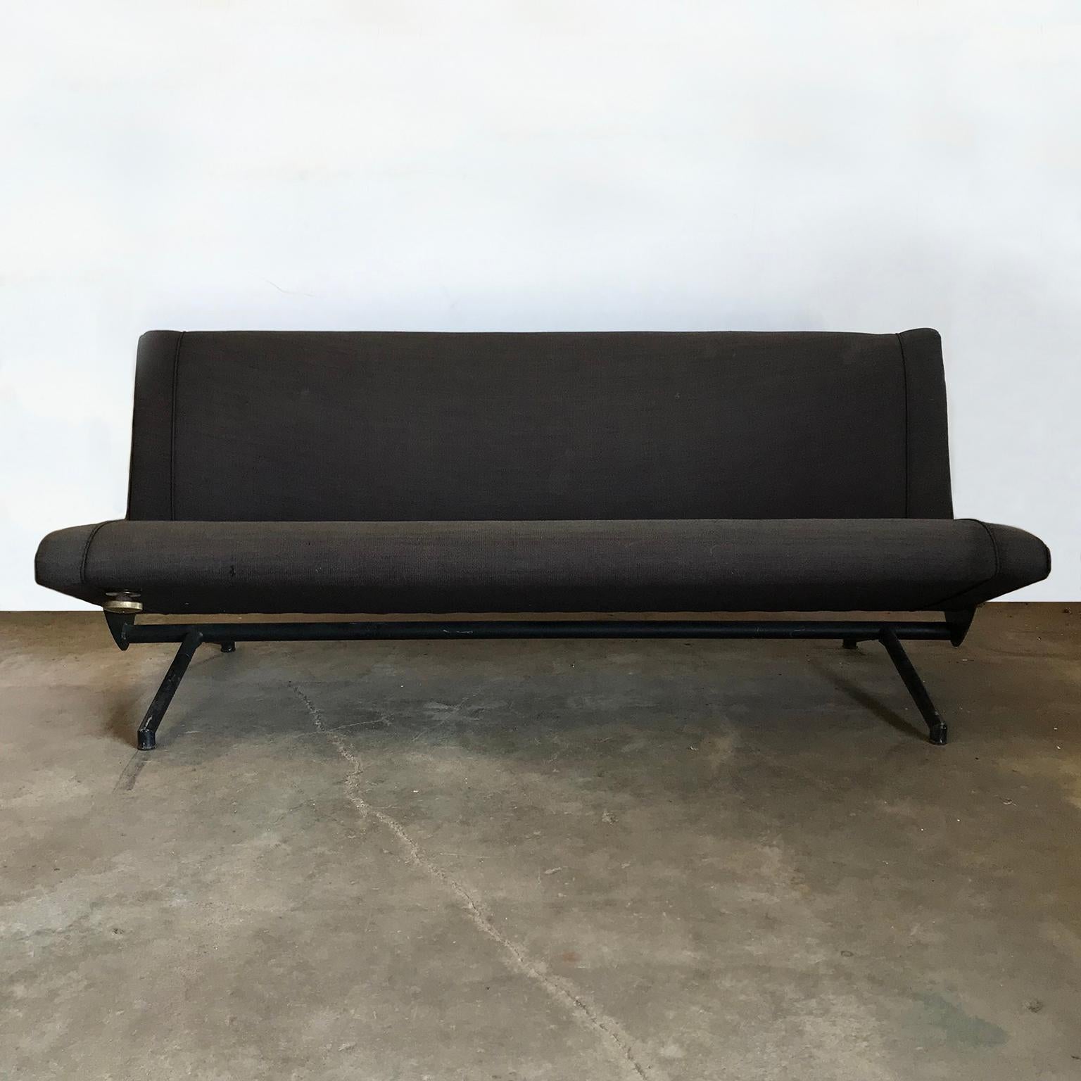 1954, Osvaldo Borsani for Tecno, D70 Daybed Sofa in Original Brown Fabric In Good Condition For Sale In Amsterdam IJMuiden, NL