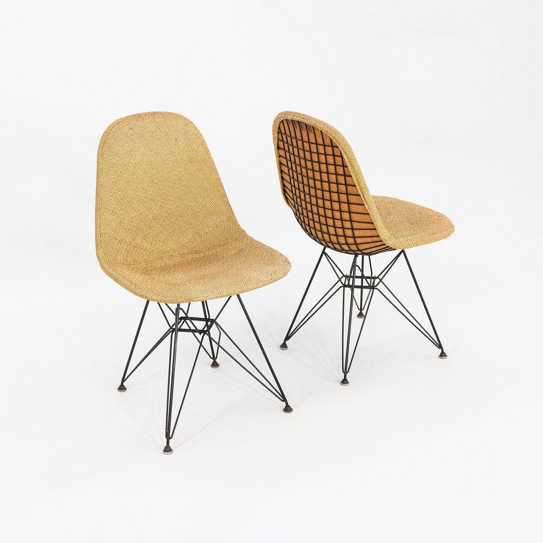 Si tratta di una coppia estremamente rara di Eames DKR-1 Side Chairs, originariamente progettate da Charles e Ray Eames per Herman Miller nel 1951. Il prezzo indicato comprende la coppia. Questi esemplari risalgono al 1954 circa e presentano basi