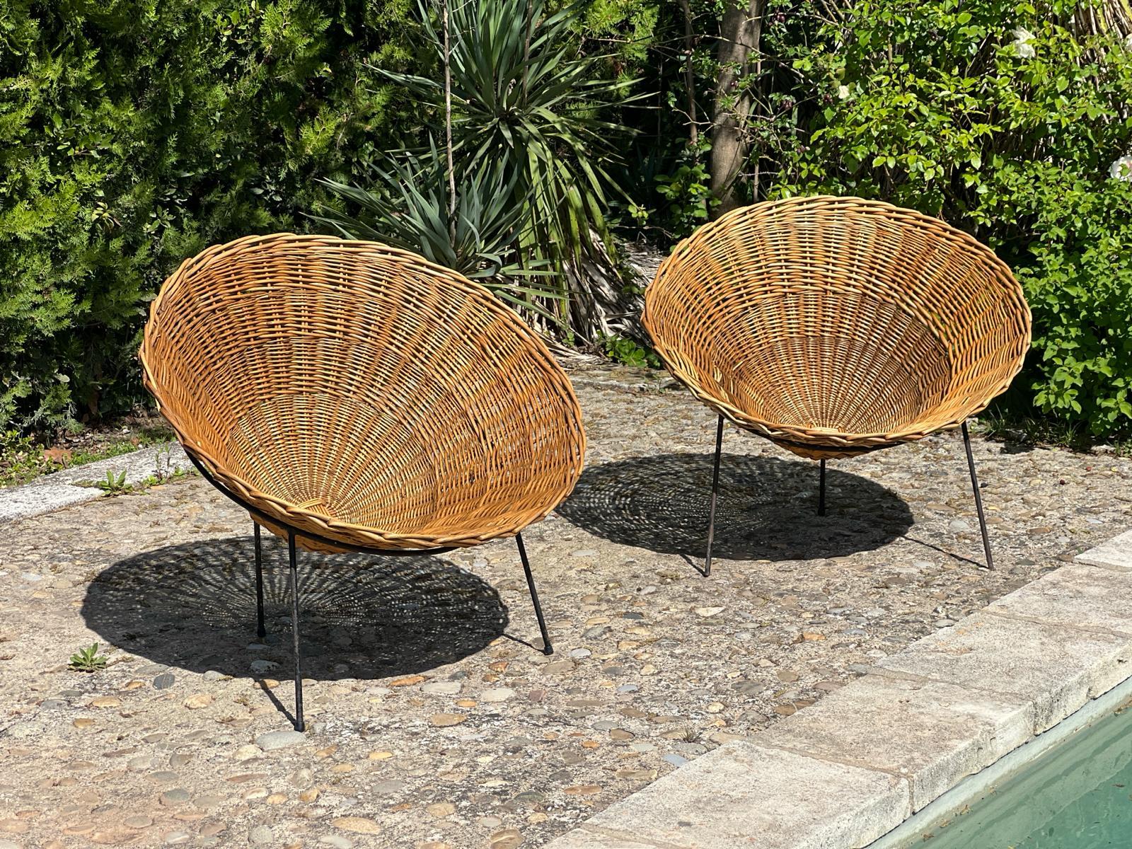 Rare original edition of a pair of Cône C8 armchairs by Terence Conran for Conran Furniture 1954. The set is in good condition. The willow baskets have been restored for a perfect hold, black metal structure.
    