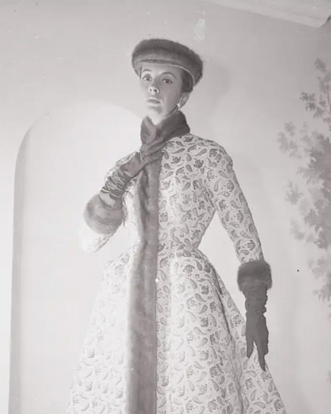 1954 Pierre Balmain Haute Couture Silk Brocade Dress and Jacket Suit For Sale 6