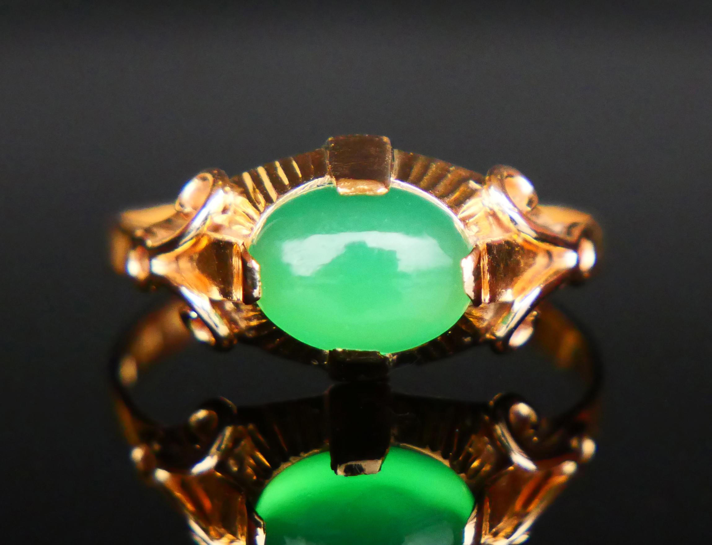 Ring in 18K Yellow with cabochon cut natural Green Chalcedony stone 8 mm x 6 mm x 3.7 mm deep / ca. 1.5ct.

Hallmarked 18K, set of Swedish hallmarks, year combination is D9 / made in 1954

Fine used condition. No apparent wear to the stone.

Size Ø